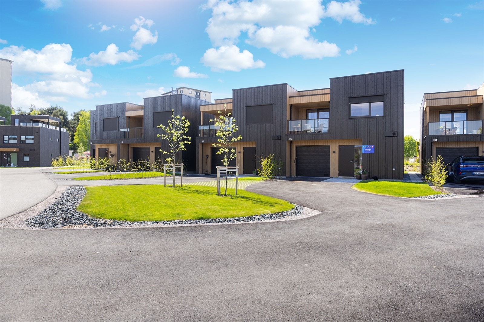 Plasseringen til denne boligen er ideell i borettslaget med lite innsyn og fin utsikt. Fra kjøkken og balkong har du også elvegløtt! Galleribilde