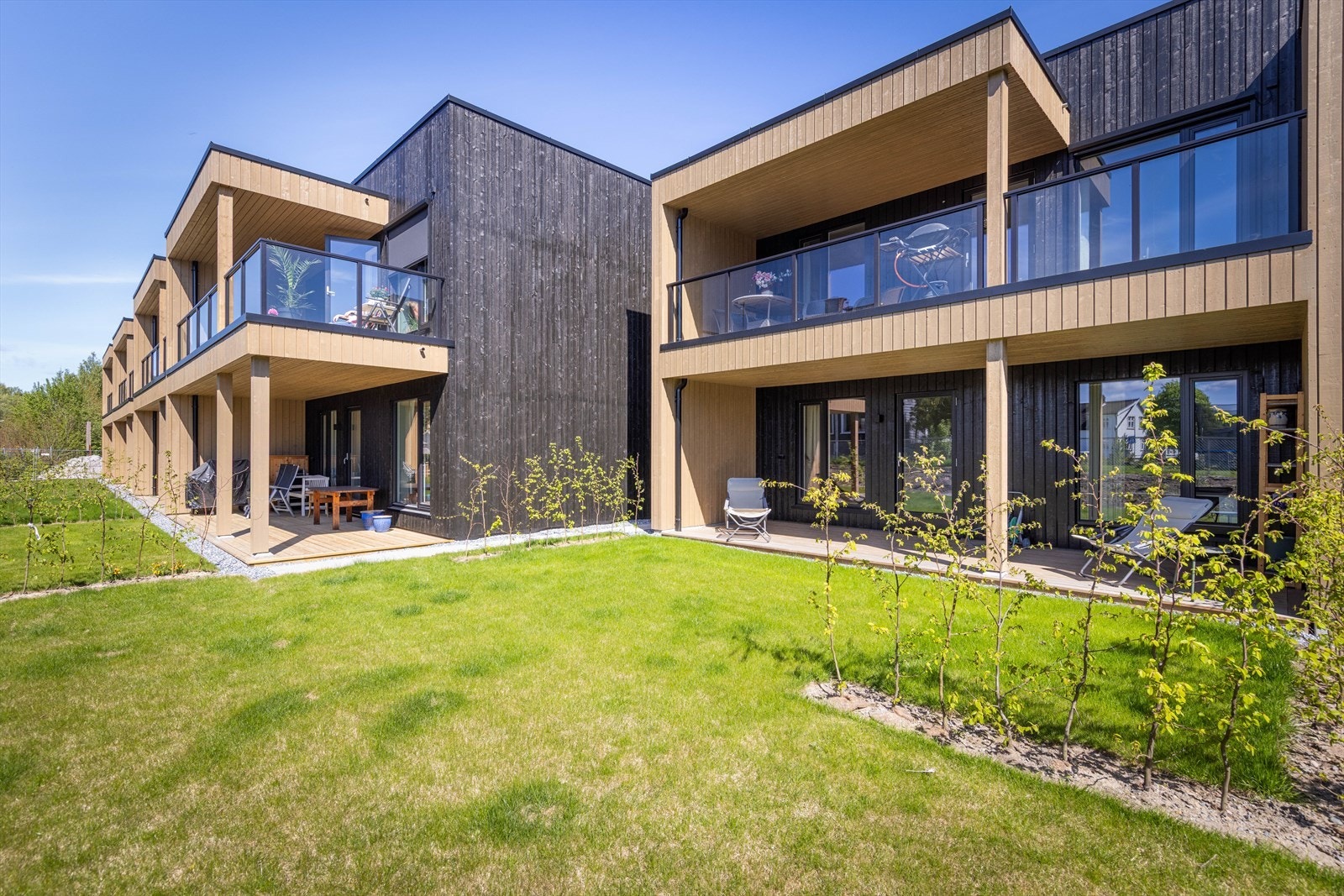 Stor deilig vestvendtterrasse ut fra stue, samt terrasse ut fra underetasje med tilknyttet plenareal. Galleribilde