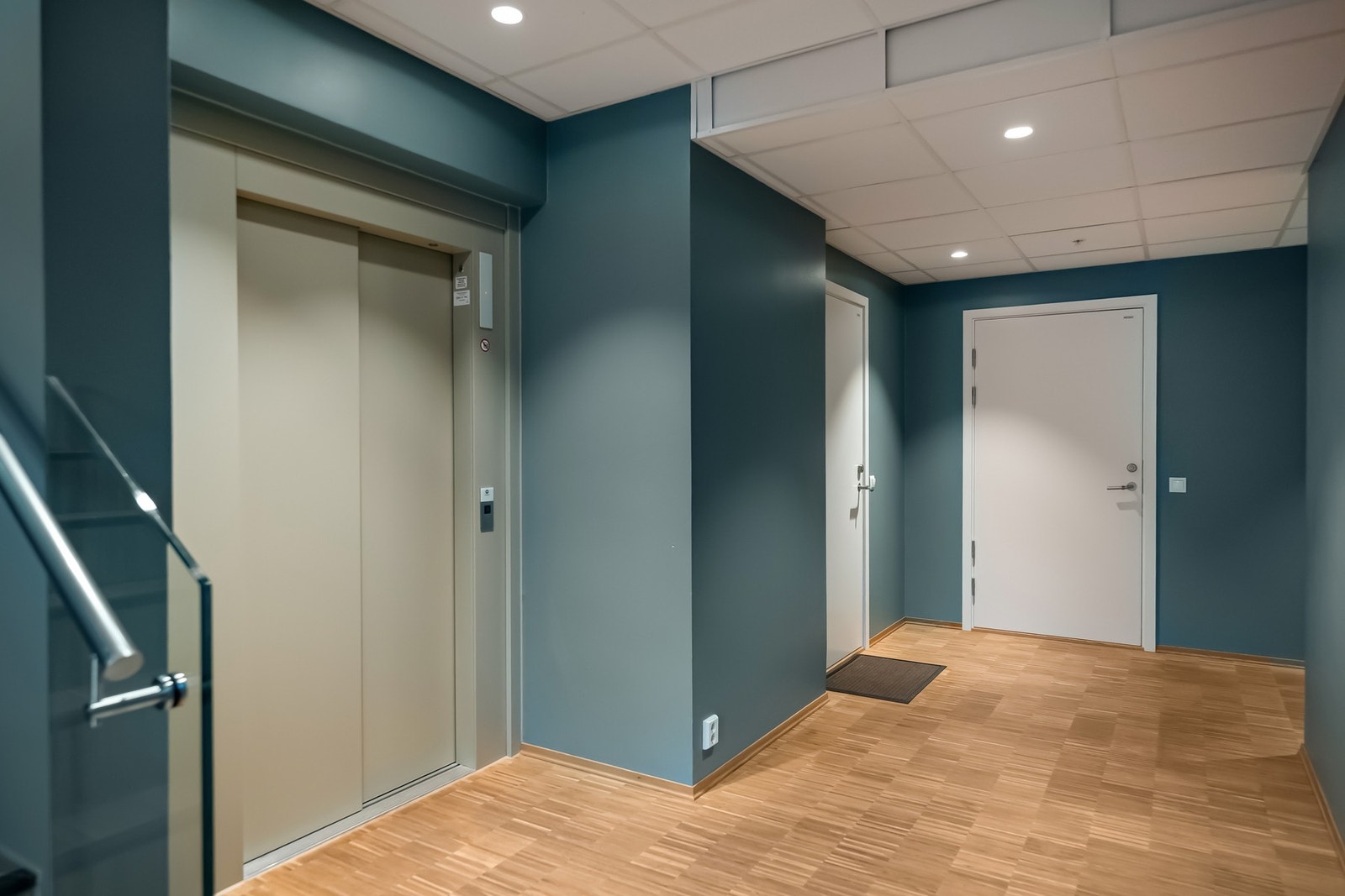 Heis leder opp til 3. etg. hvor leiligheten ligger. og ned til parkeringskjeller Galleribilde