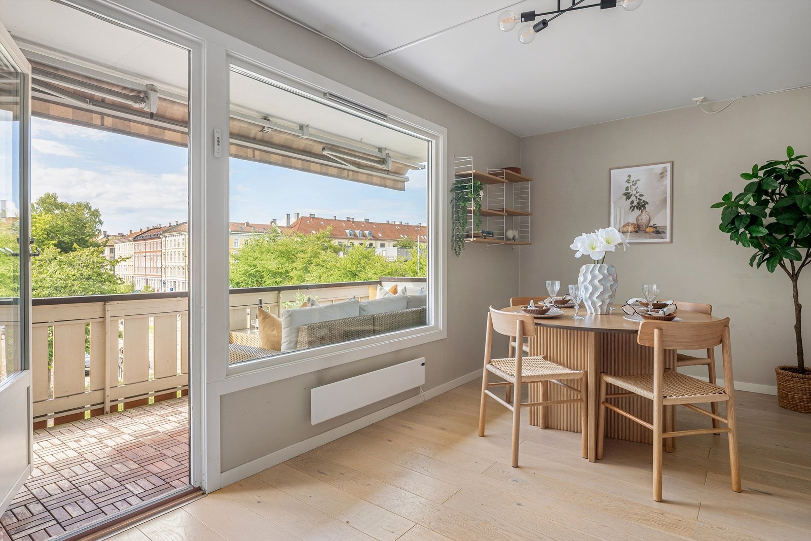 Det flotte utsynet mot nærområdet setter virkelig stemningen ved middagsbordet Galleribilde