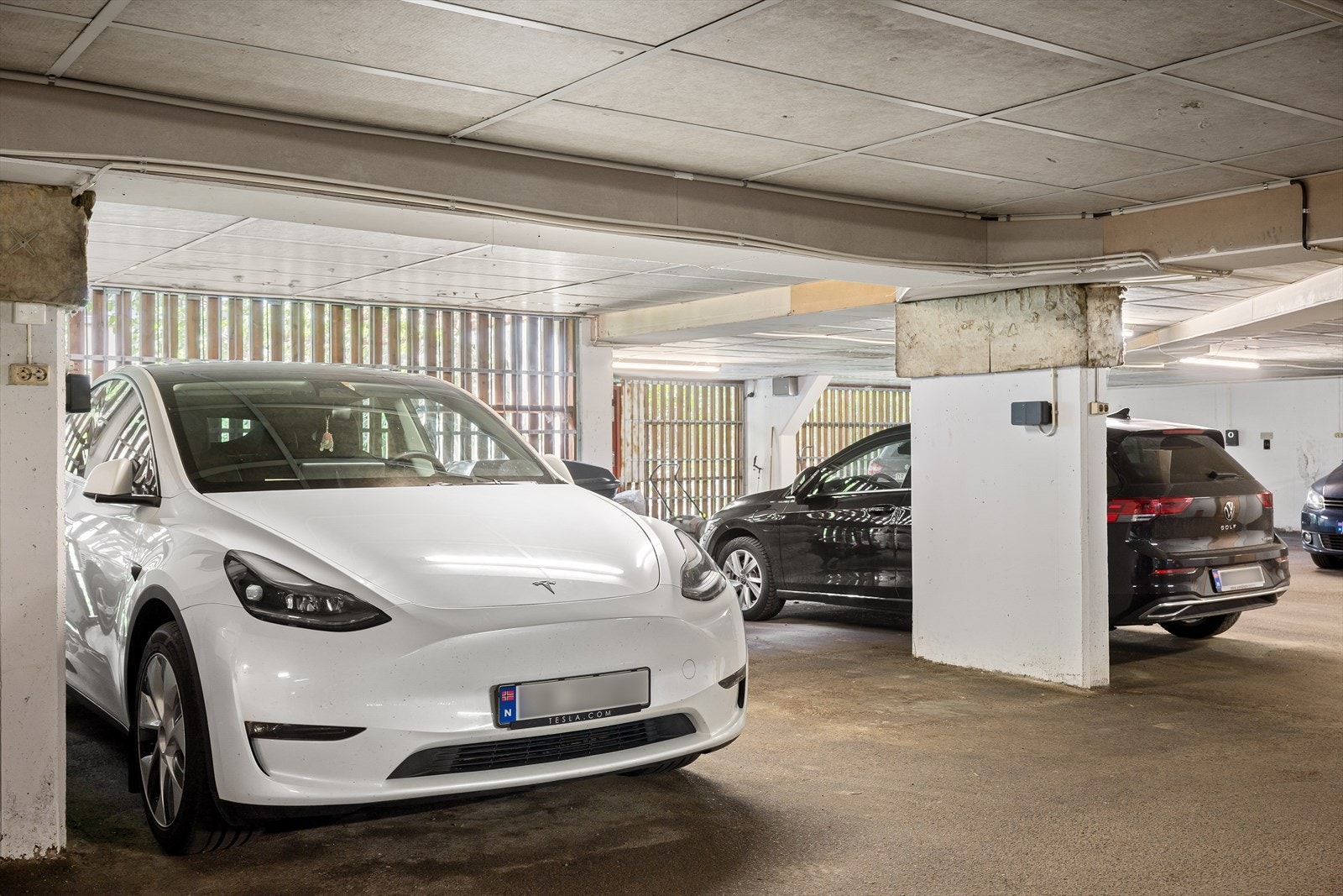 Garasjeplass medfølger - et av områdets få garasjemuligheter Galleribilde