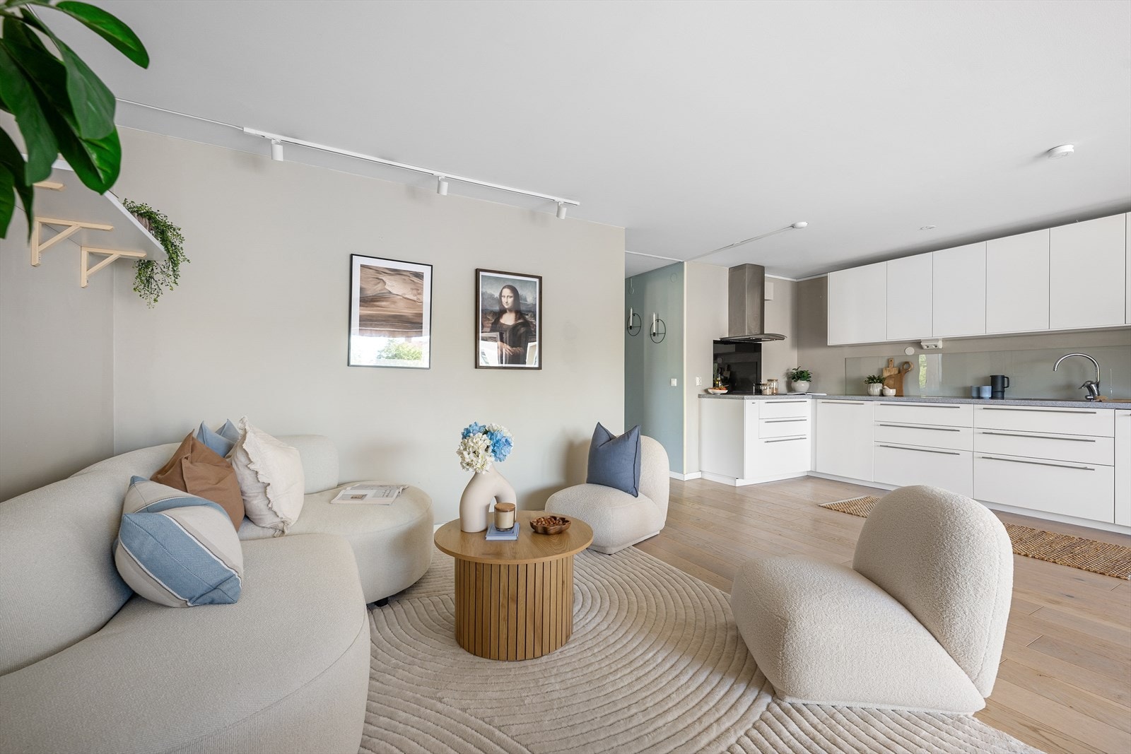 Med stue og kjøkken i åpen løsning kan samtalen flyte fritt selv under middagsforberedelsene Galleribilde