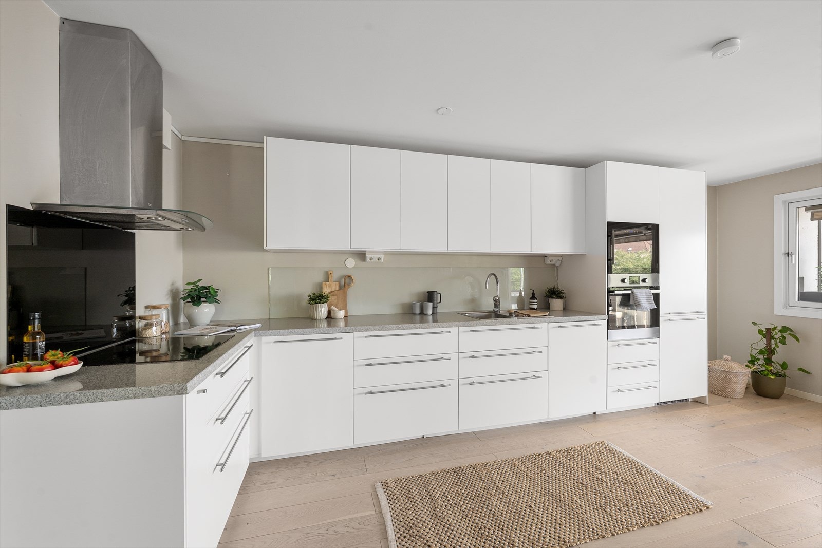 Smakfullt og velutstyrt kvalitetskjøkken fra 2015, som er skreddersydd for leiligheten - nordisk design på sitt beste, med et stilrent og moderne uttrykk! Galleribilde