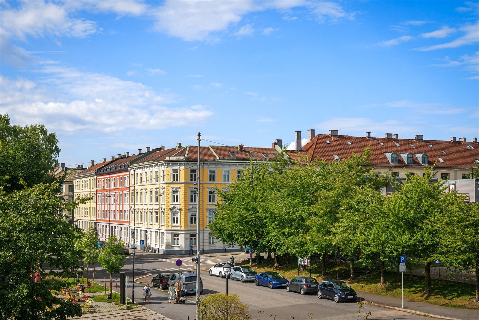 Fra den solfylte balkongen har man herlig utsikt utover nærområdets frodige omgivelser, og flotte arkitektur Galleribilde
