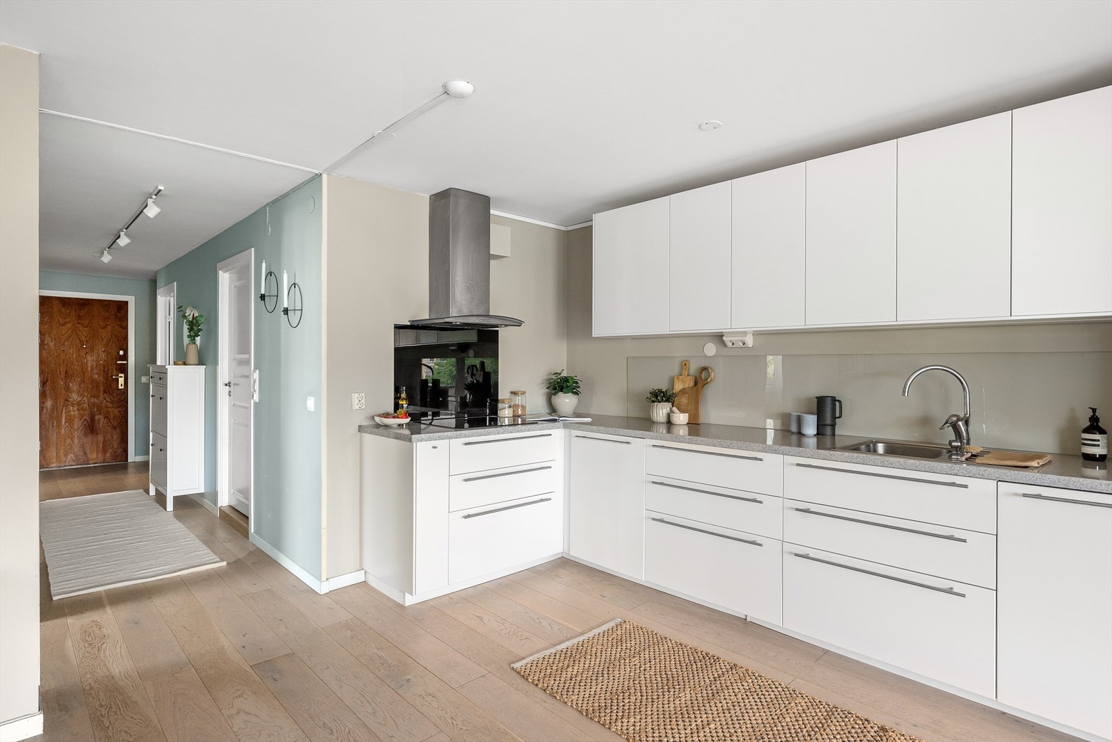 Hobbykokken har rikelig med boltreplass på den ekstra store kjøkkenbenken, samt god lagringsplass i skuffer og skap Galleribilde