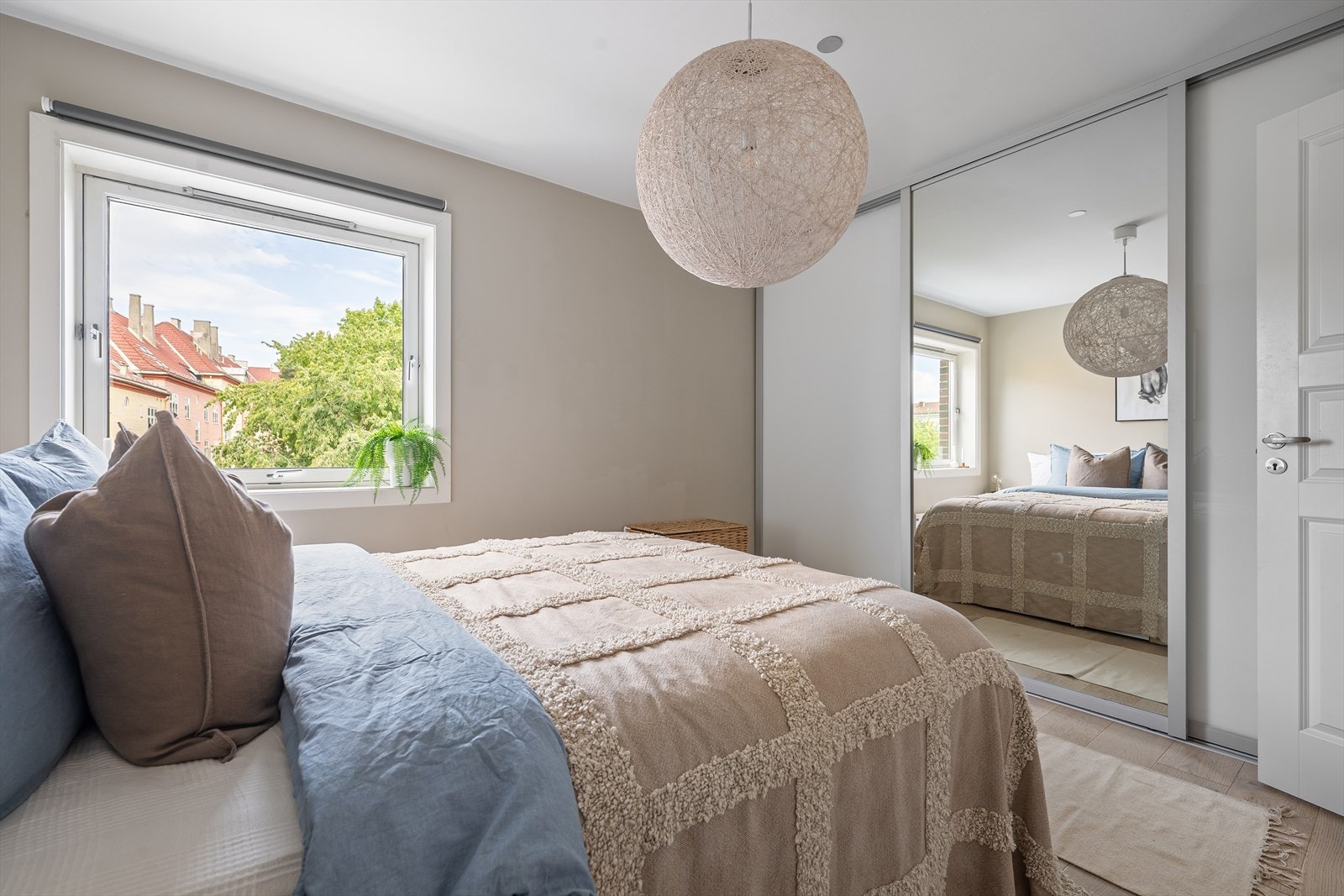 Her har man rikelig med lagringsplass i den store skyvedørsgarderoben Galleribilde