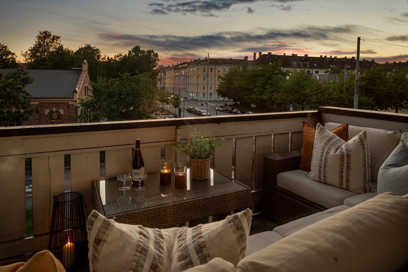 Fra den solfylte balkongen har man herlig utsikt utover nærområdets frodige omgivelser, og flotte arkitektur Galleribilde