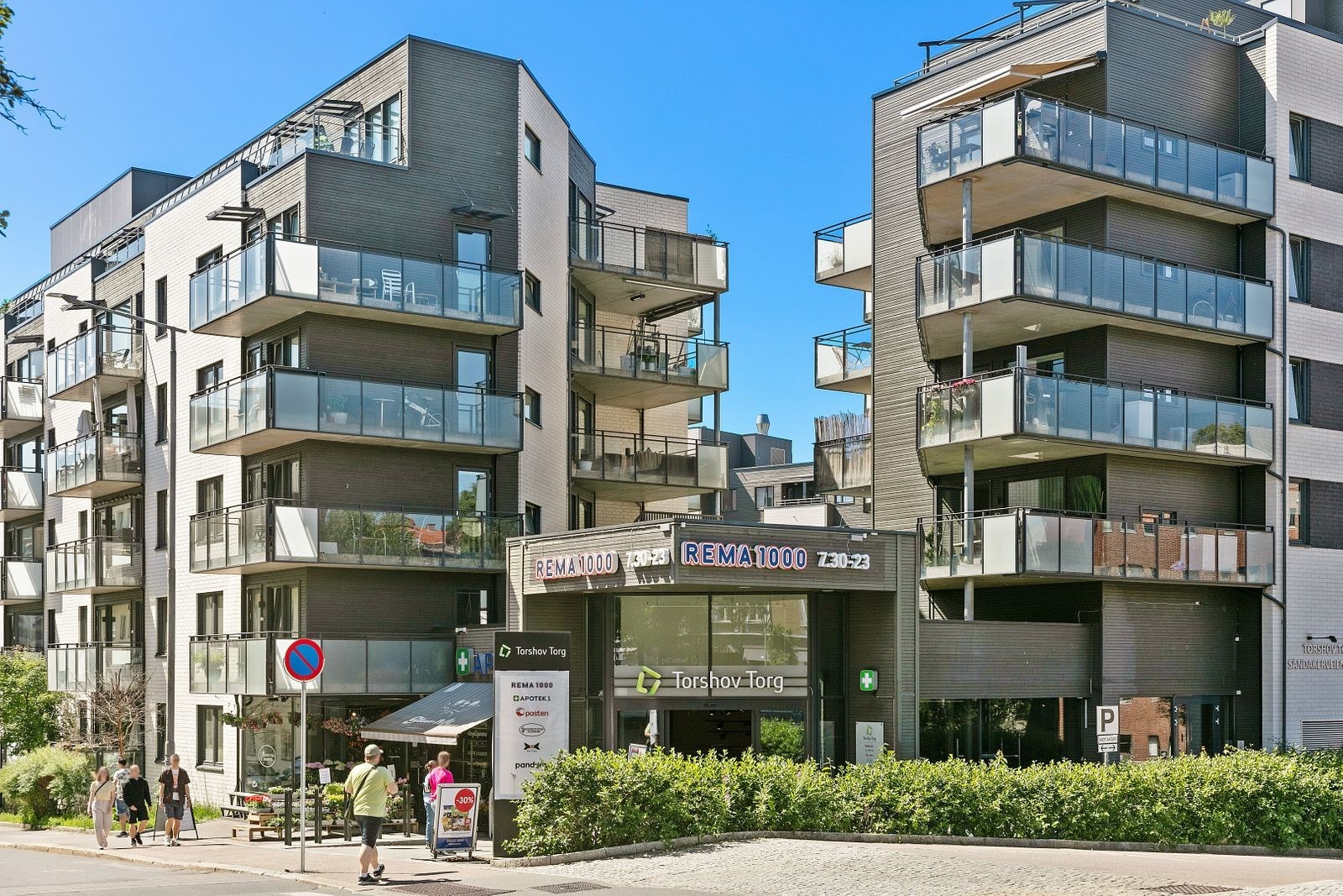 Torshov Torg med bl.a. Rema 1000, sushirestaurant, apotek, blomsterbutikk m.m. Galleribilde