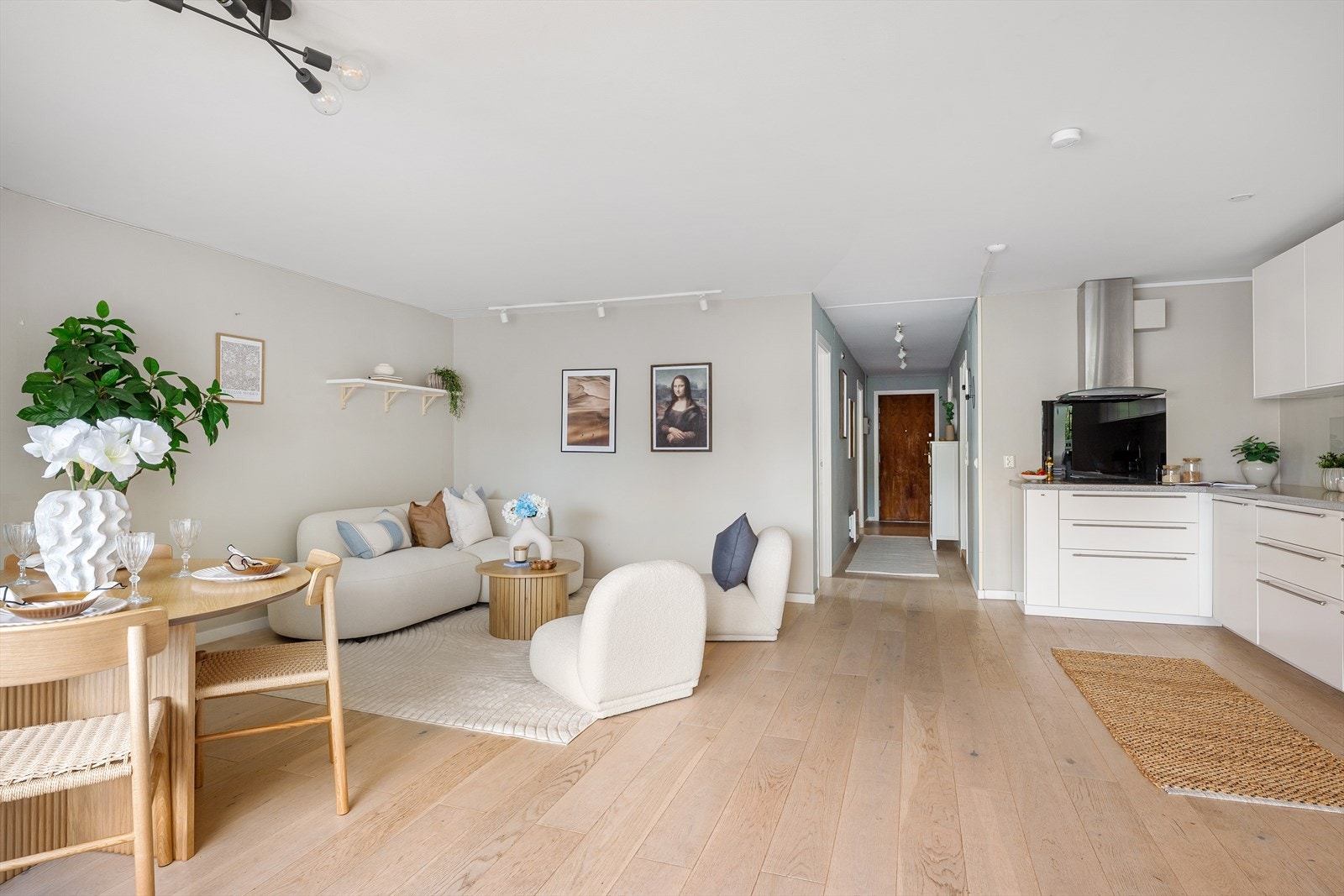 Veggflatene er malt opp i en behagelig sandtone, som harmonerer godt mot de smakfulle gulvflatene bestående av moderne enstavs parkett Galleribilde