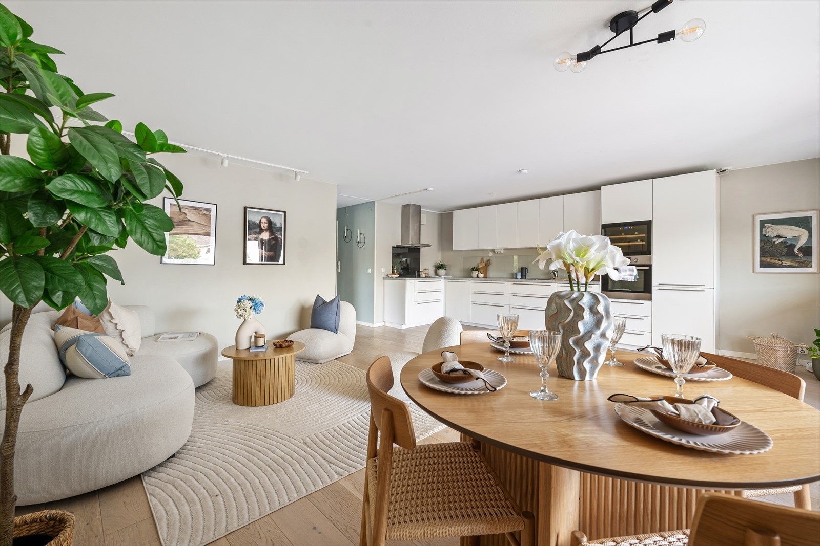 Den romslige stuen enkelt kan deles opp i soner, med spisestue hvor man kan møblere med stort spisestuebord, samt en hyggelig stuedel med sofaseksjon med tilhørende møblement Galleribilde