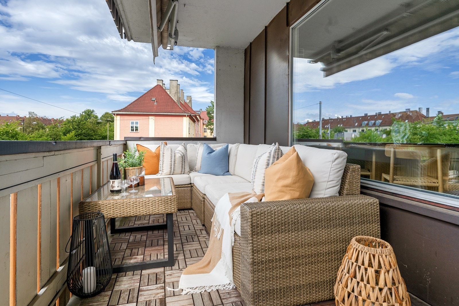 Balkongens ekstra gode størrelse gjør at den enkelt kan møbleres med flere sittegrupper og grill, noe som gjør at den egner seg perfekt for store, sosiale sammenkomster Galleribilde