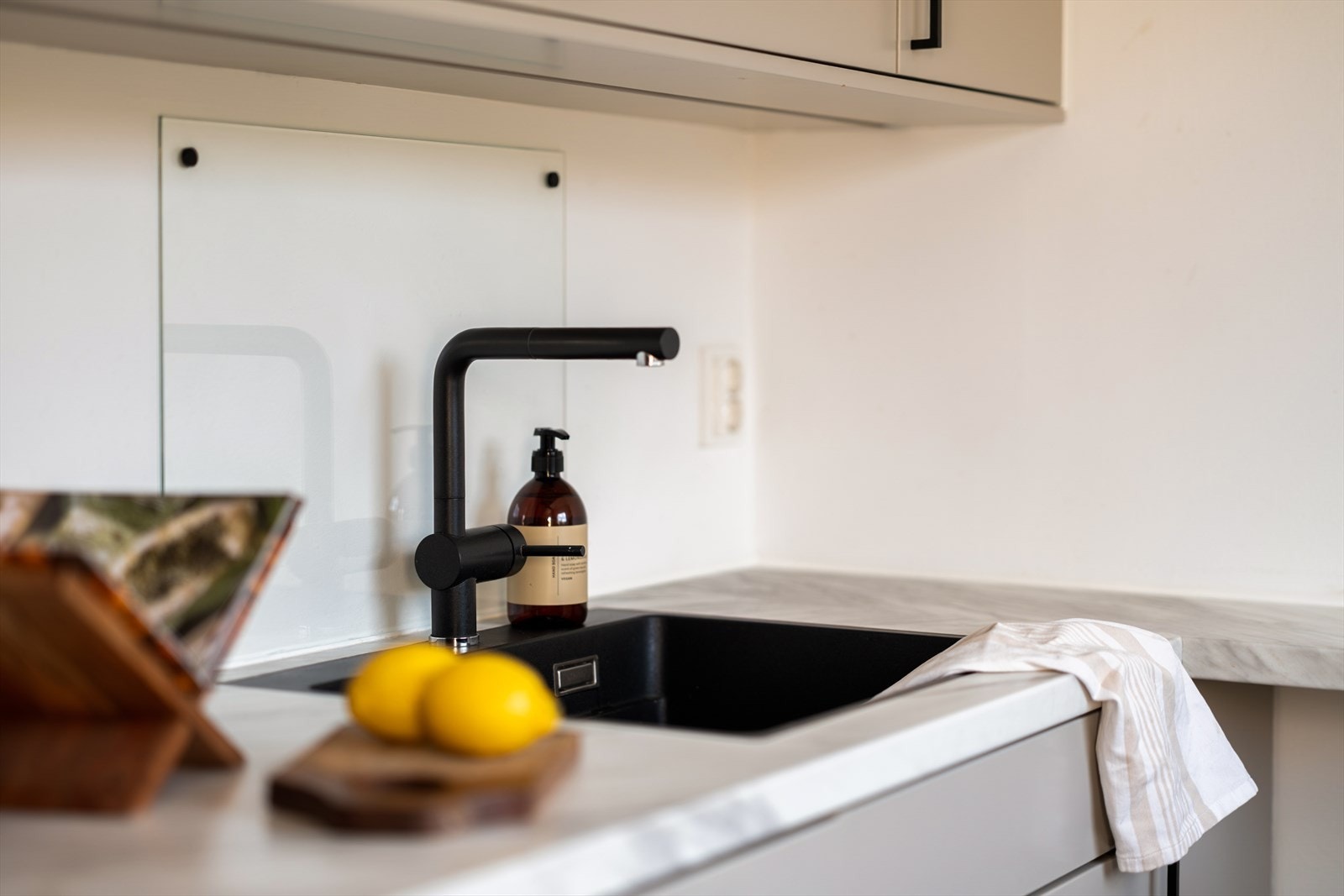Her har du nedfelt oppvaskkum, et greps armatur, og splashback Galleribilde