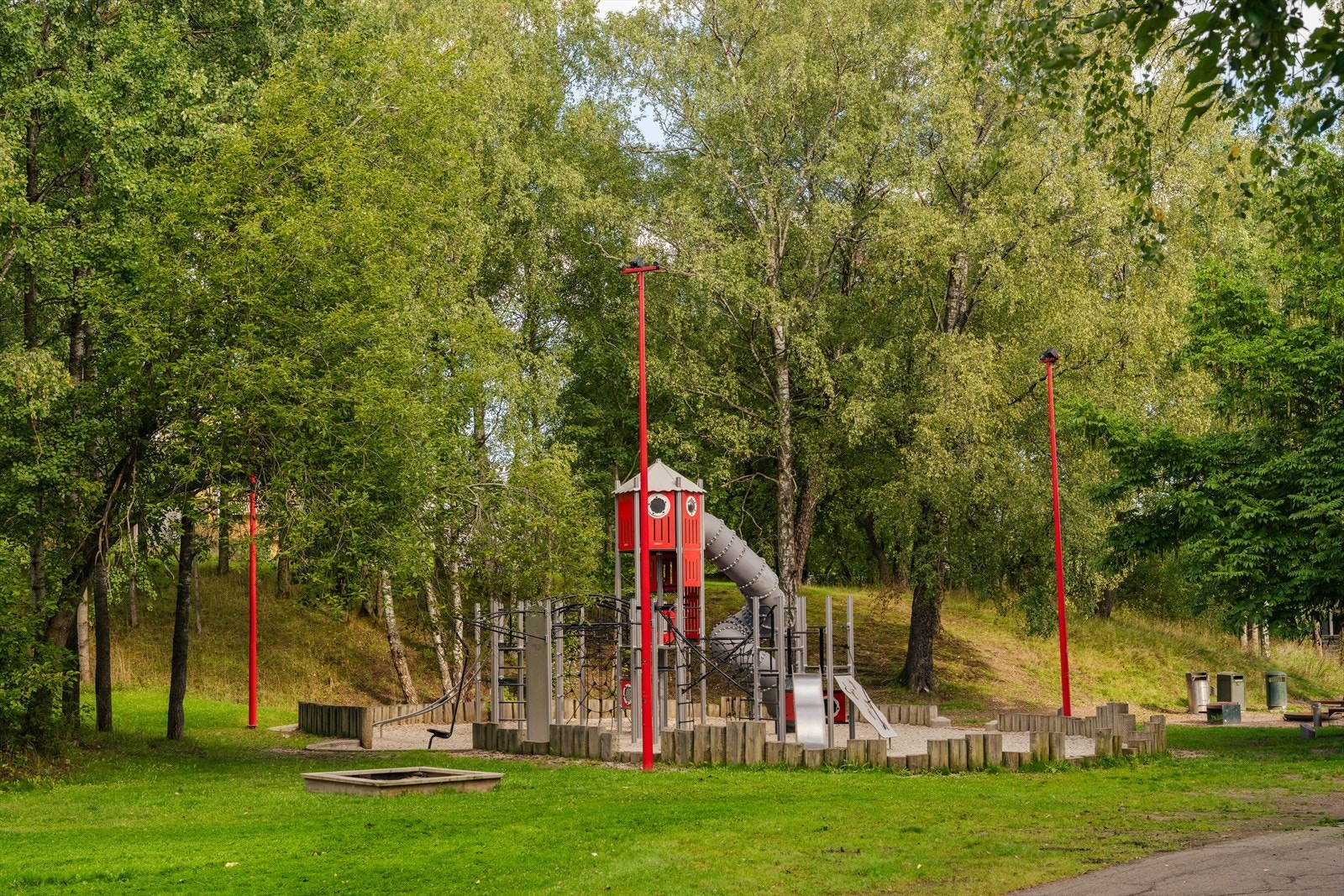 Her har du sandvolley- og tennisbane. Skøytebane om vinteren, grilling om sommeren. Der er scene og skulpturpark. Og selvsagt... stor lekepark Galleribilde