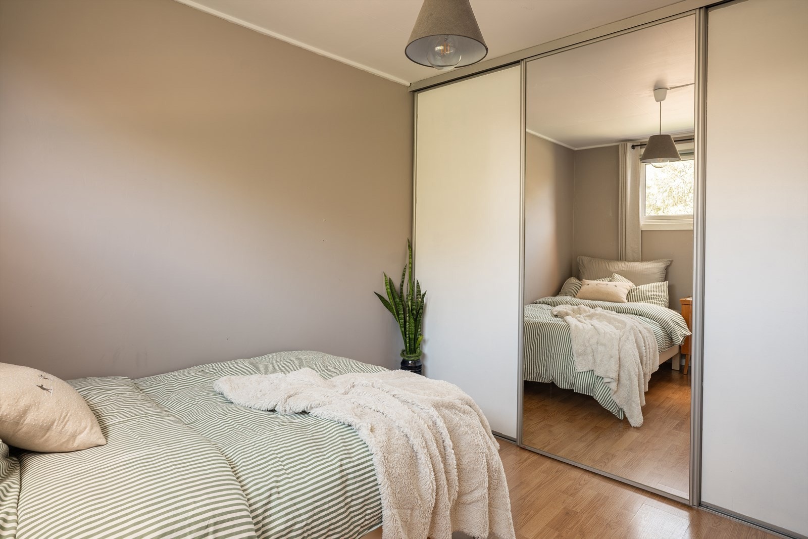 Her er det rikelig med plass til oppbevaring i garderobeskap Galleribilde