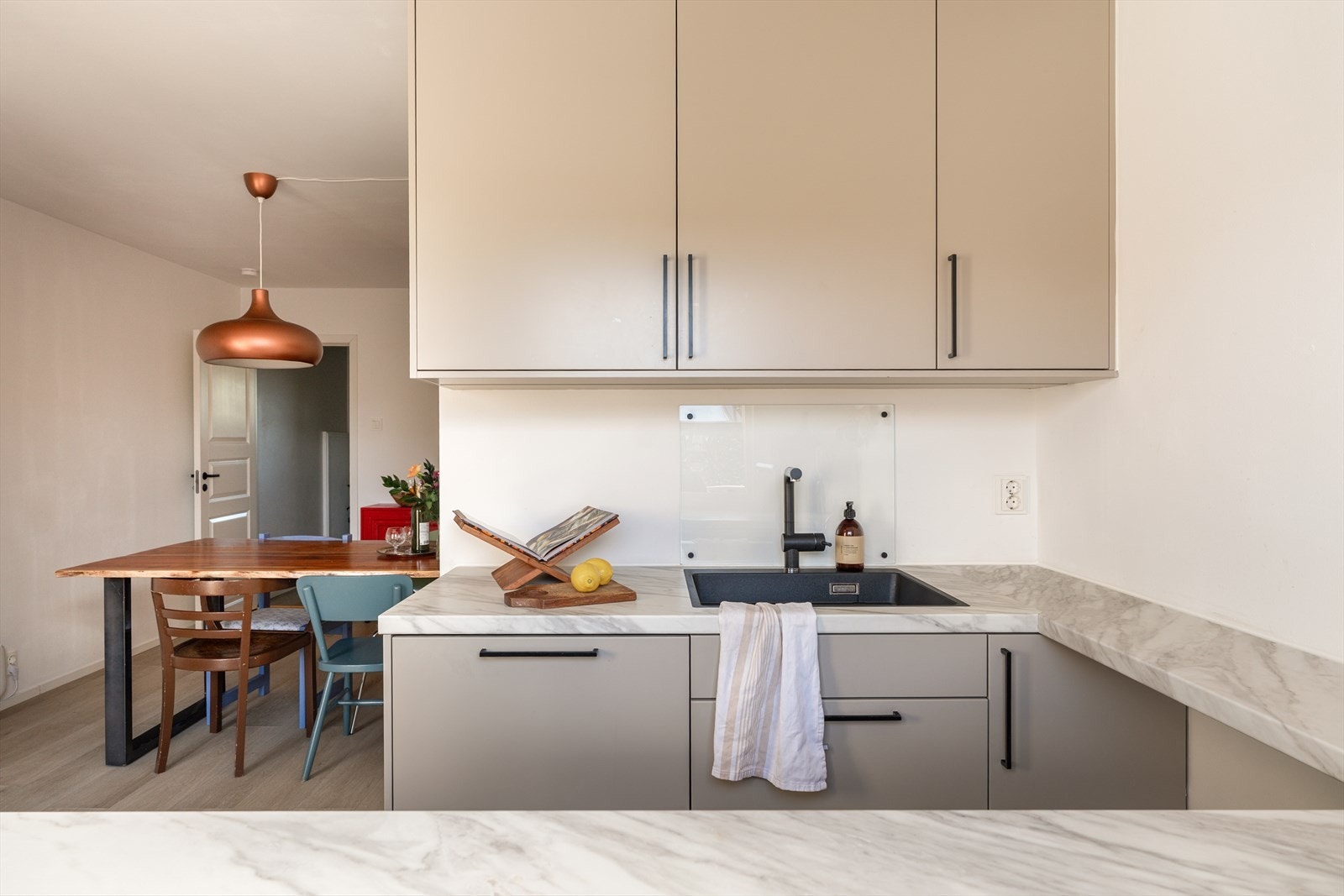 Kjøkkenet har slette fronter i et behagelig farge palett, med en nydelig laminat benkeplate med marmor look! Galleribilde