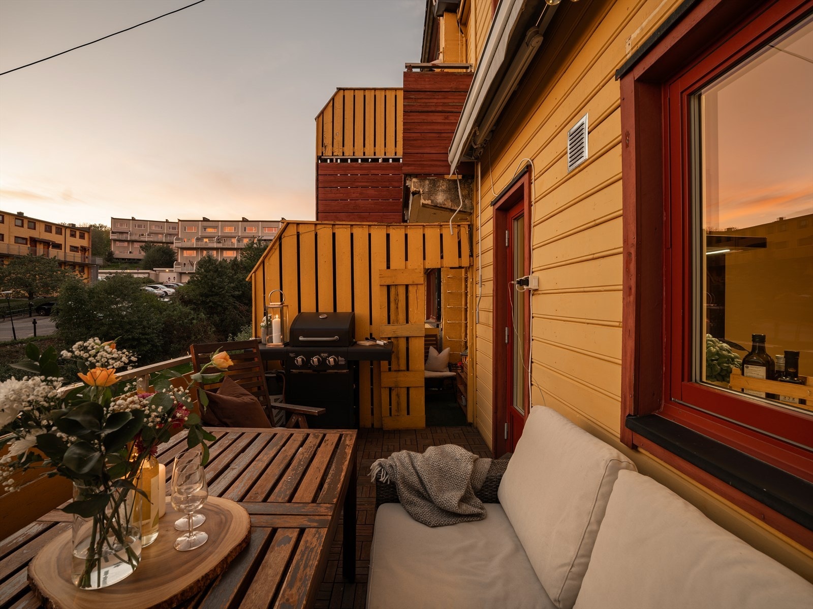Balkongen passer like godt for stille øyeblikk alene, som sosiale sammenkomster- her har du den perfekte rammen for gode stunder Galleribilde