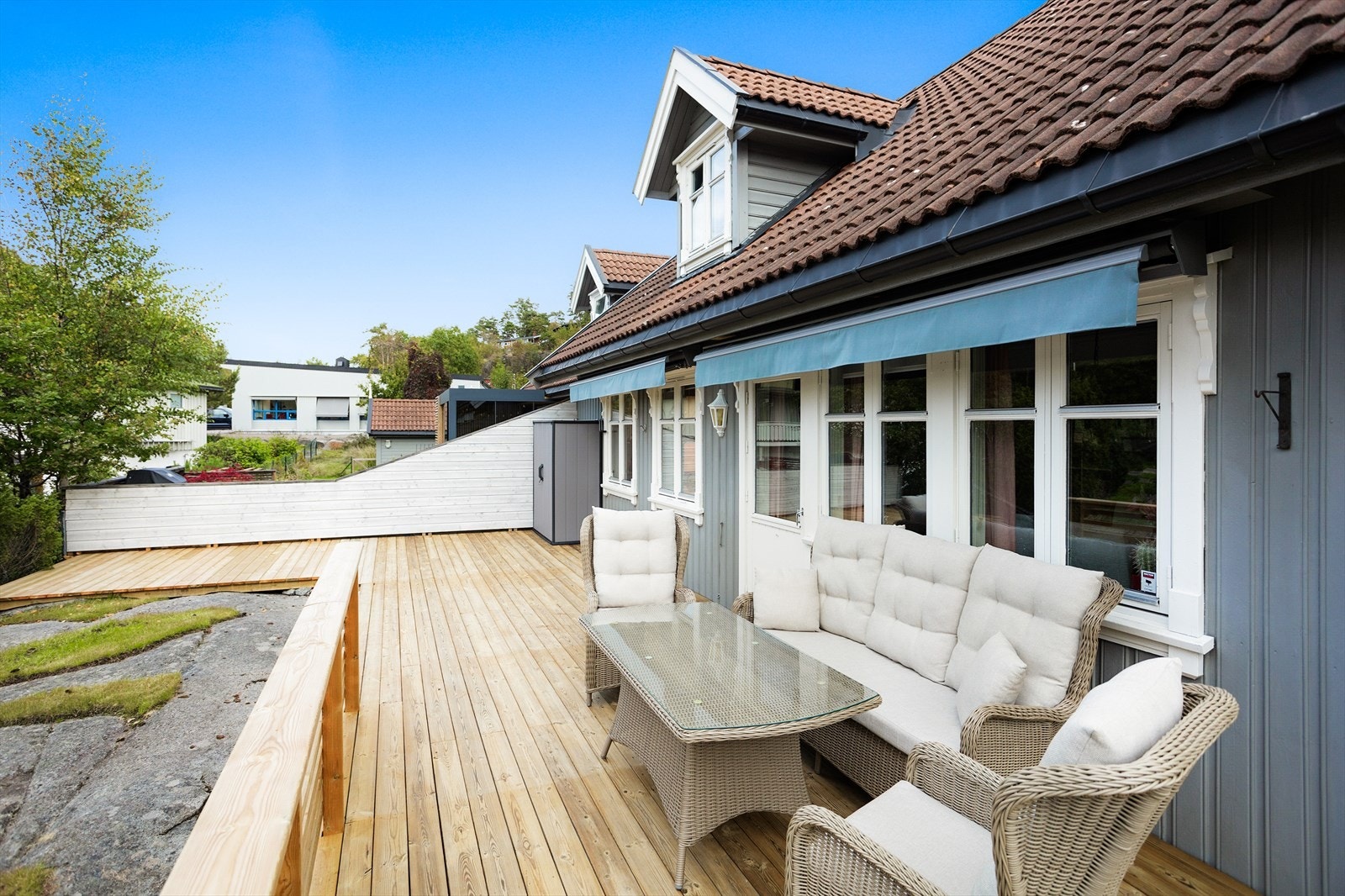 Vestvendt terrasse ved stuen Galleribilde