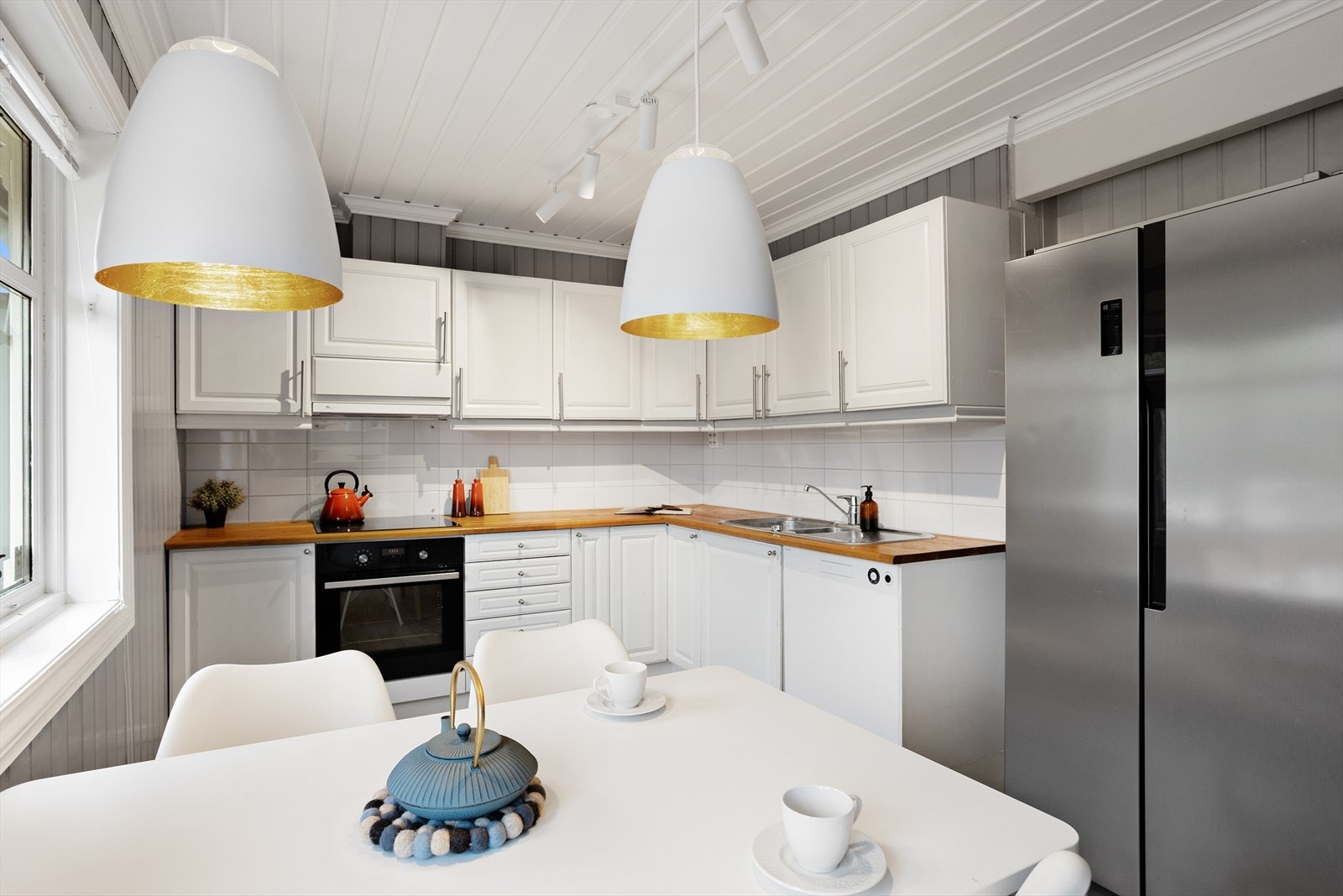 Integrerte hvitevarer + side by side kjøleskap medfølger handelen. Galleribilde