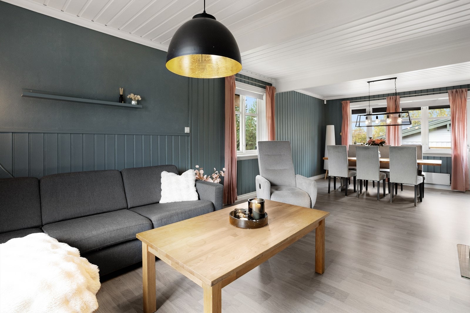 Stue og spisestue ligger i en åpen og sosial løsning. Galleribilde