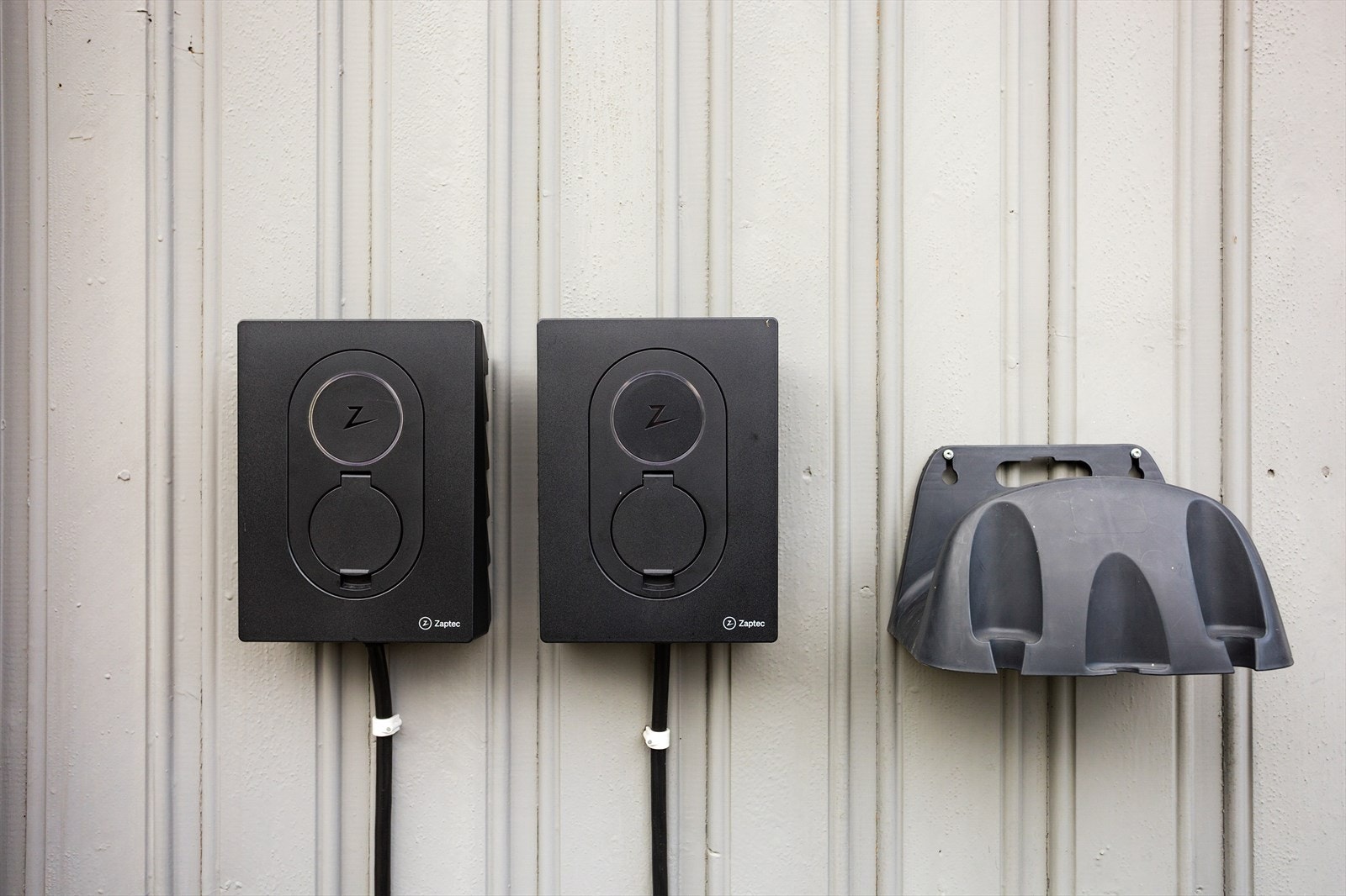 2 elbillader på husveggen, men det er kun den ene som vil medfølge salget. Galleribilde