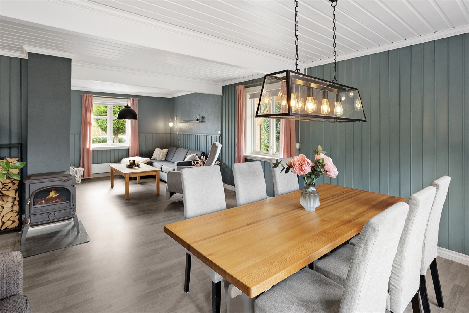 Stua byr på flere møbleringsmuligheter. Galleribilde