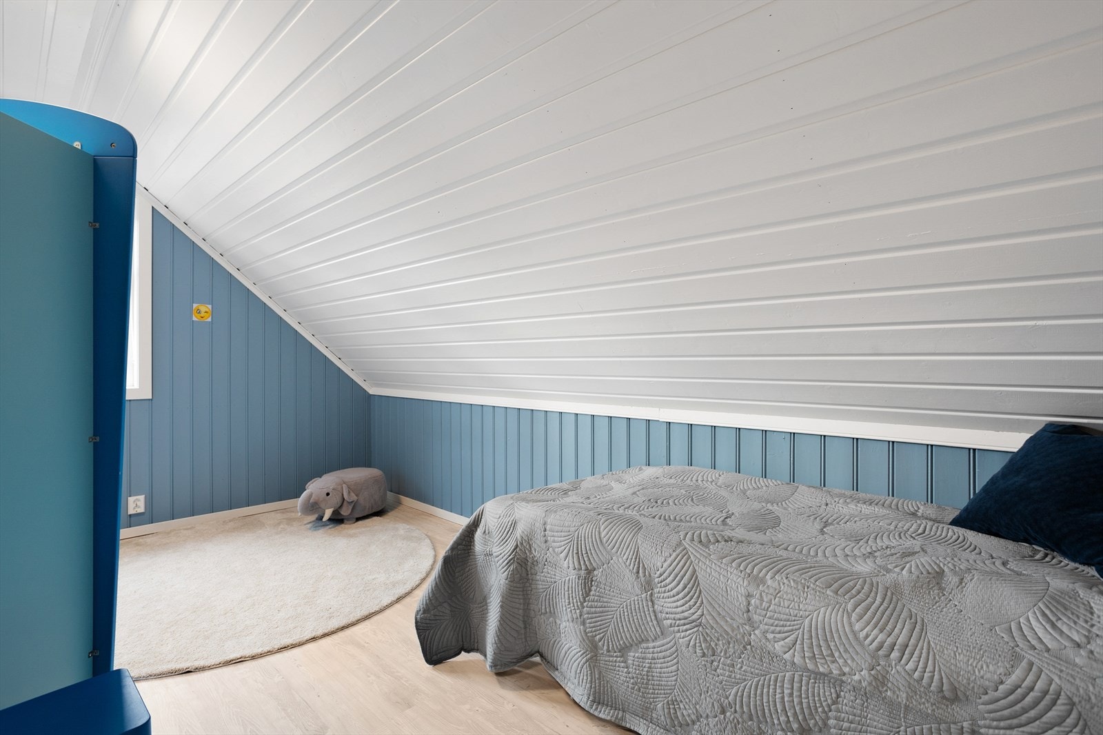 Her er det plass til både seng m/nattbord, skap og skrivepult. Galleribilde