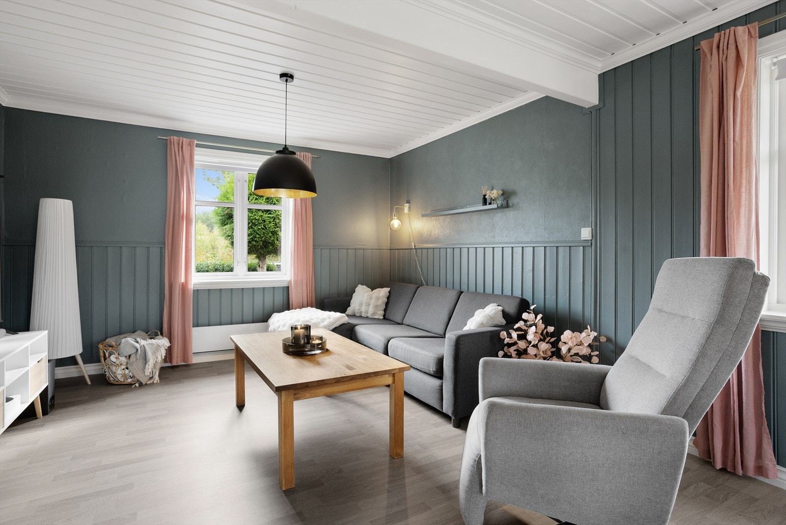 Stuen kan enkelt deles inn i flere soner - her får du en perfekt tv-krok. Galleribilde