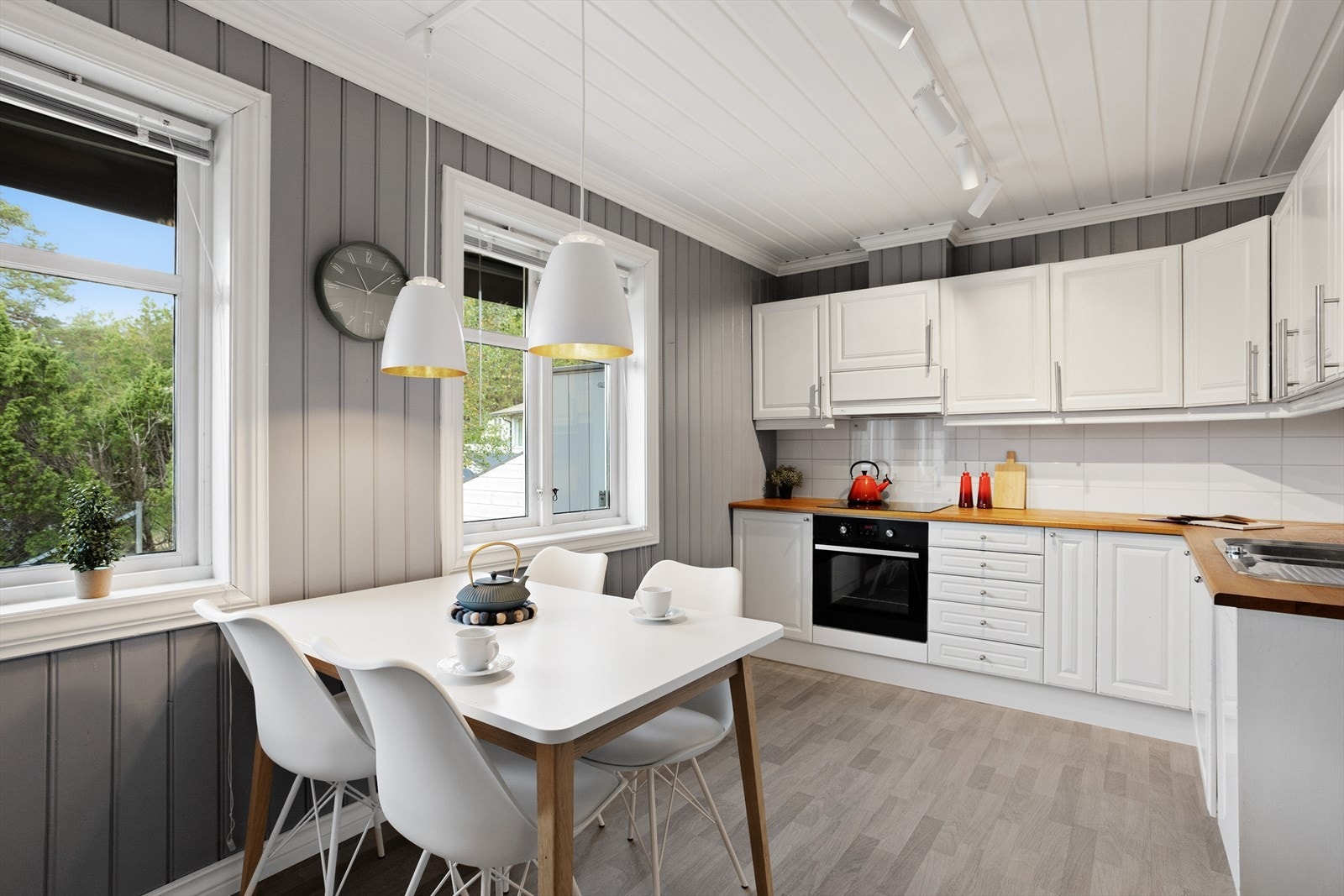 Kjøkkenet kan by på rikelig med skap- og benkeplass. Her får du også plass til kjøkkenbord for fire. Galleribilde