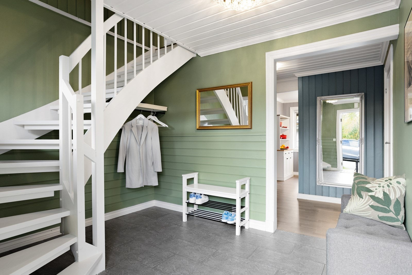 Her får du en stor og fin entré med god plass til sko og klær - i både åpen og lukket garderobeløsning. Galleribilde