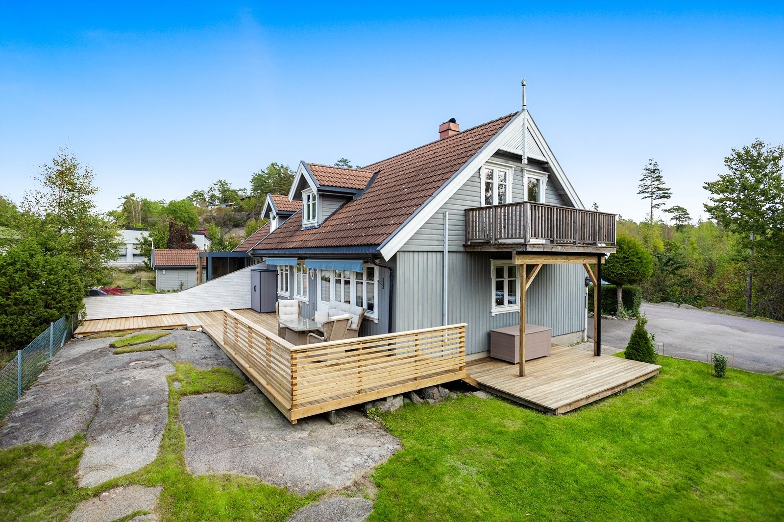Terrassene og hagedelen - her kan du boltre deg med familie og venner. Galleribilde