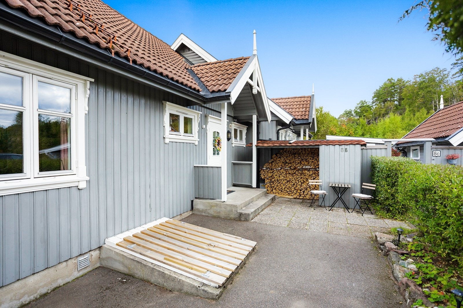 Det er god lagringsplass i kjeller som er under luken på bildet. Galleribilde