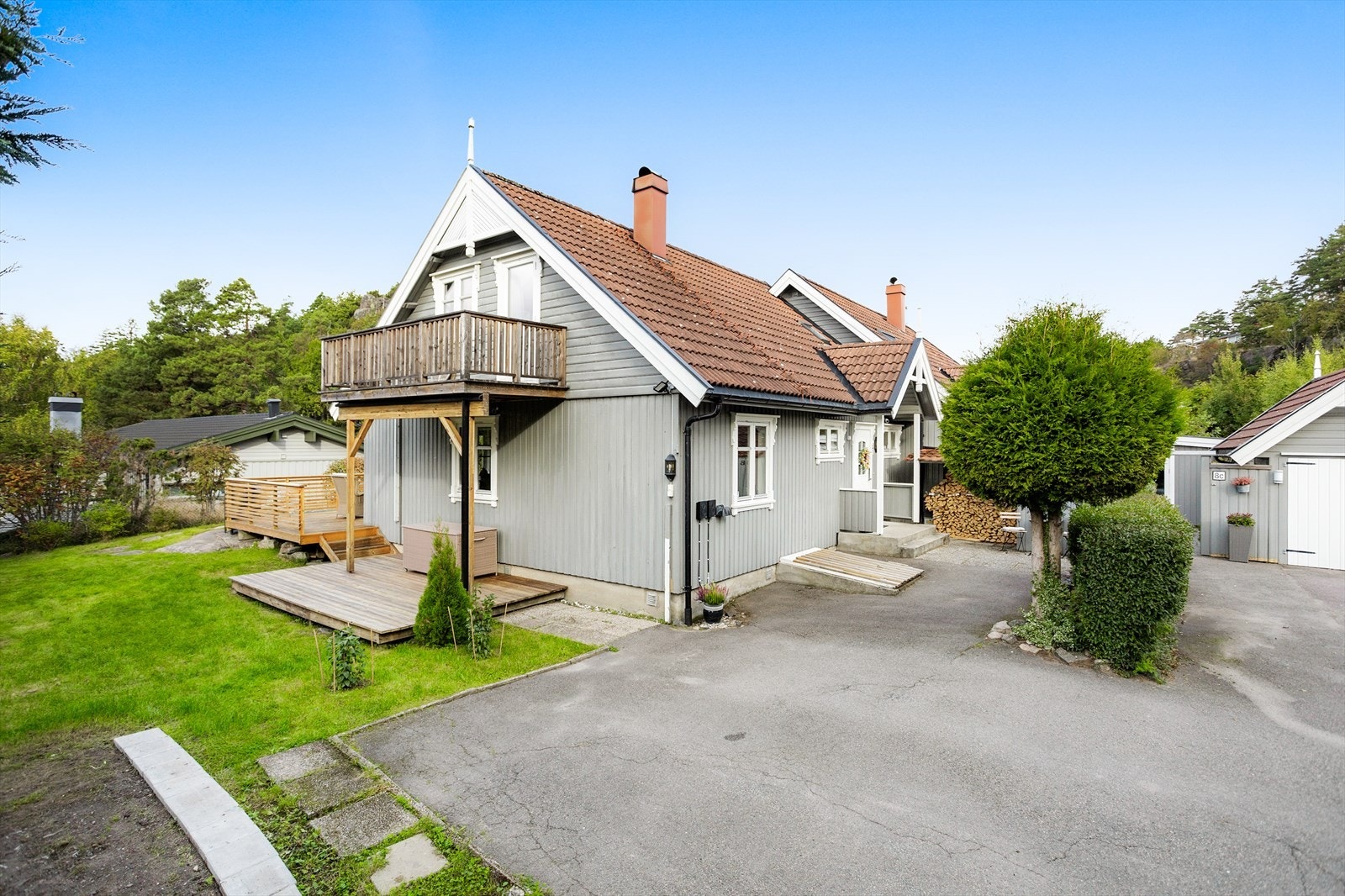 Gårdsplassen - her er det god plass til parkering av biler. Galleribilde