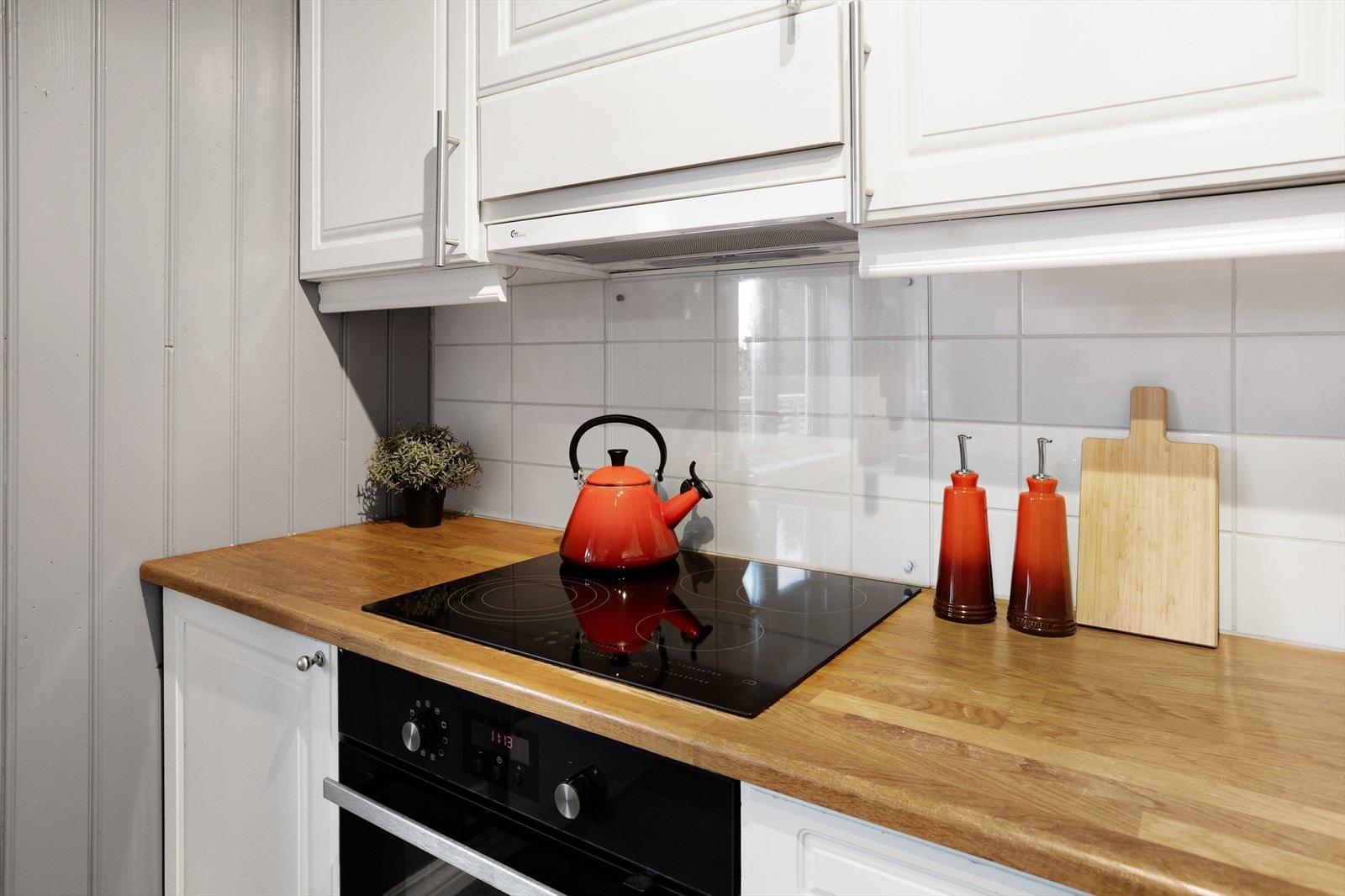 Integrerte hvitevarer medfølger handelen. Galleribilde