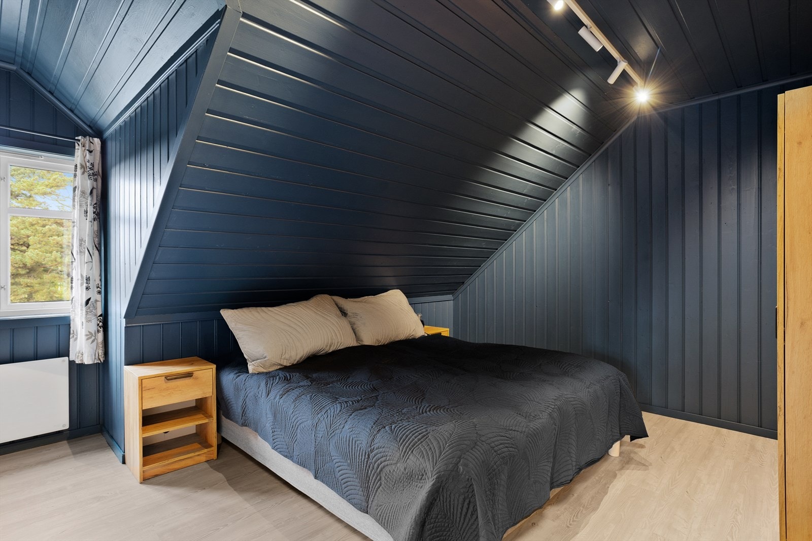 Boligen har tre/ fire gode soverom. Alle er plassert i boligens andre etasje. Galleribilde