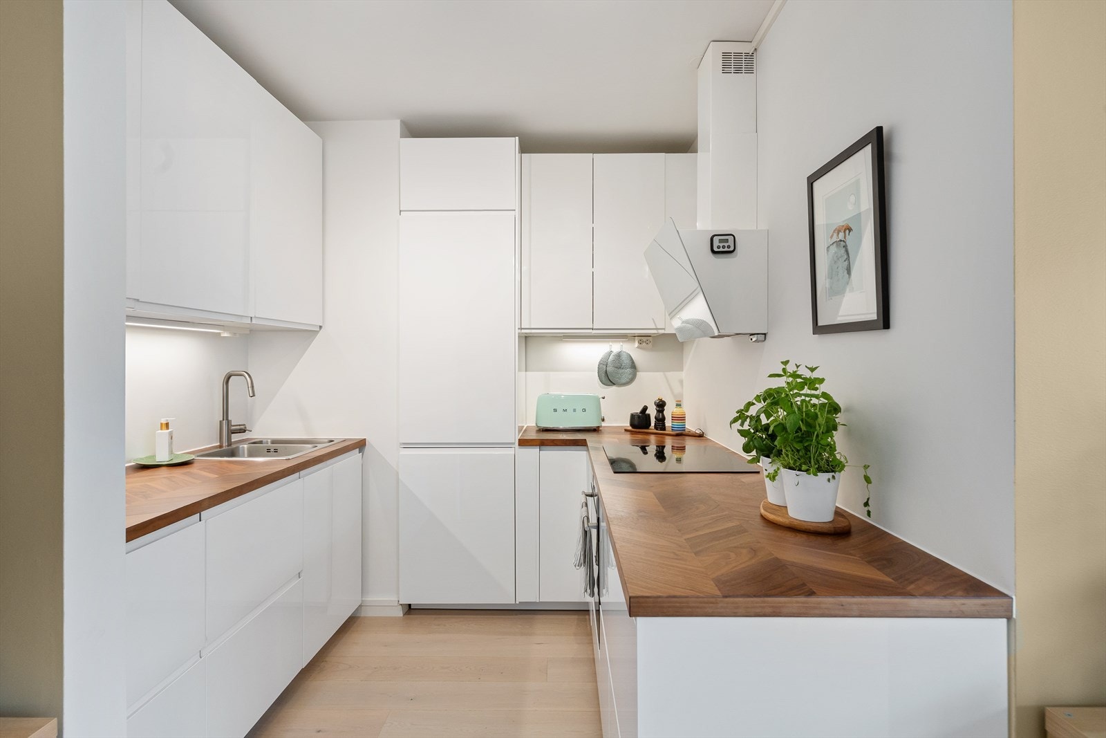 Pent og funksjonelt kjøkken fra 2018 med innredning fra IKEA. Her er det rikelig med oppbevaringsplass i både over- og underskap, samt godt arbeidslys installert under overskapene. Galleribilde