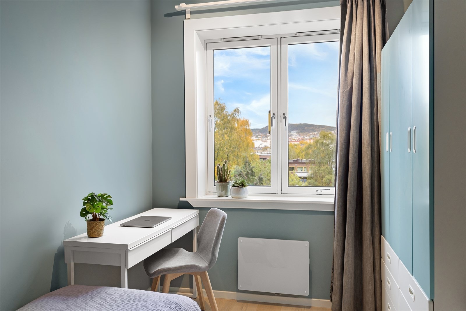 Plass til skrivebord, garderobeskap og seng. Galleribilde
