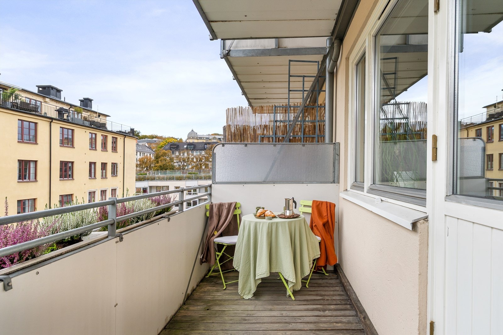 Fra stuen er det utgang til en solrik sørvendt balkong på ca 6 kvm med plass til utemøbler. Galleribilde