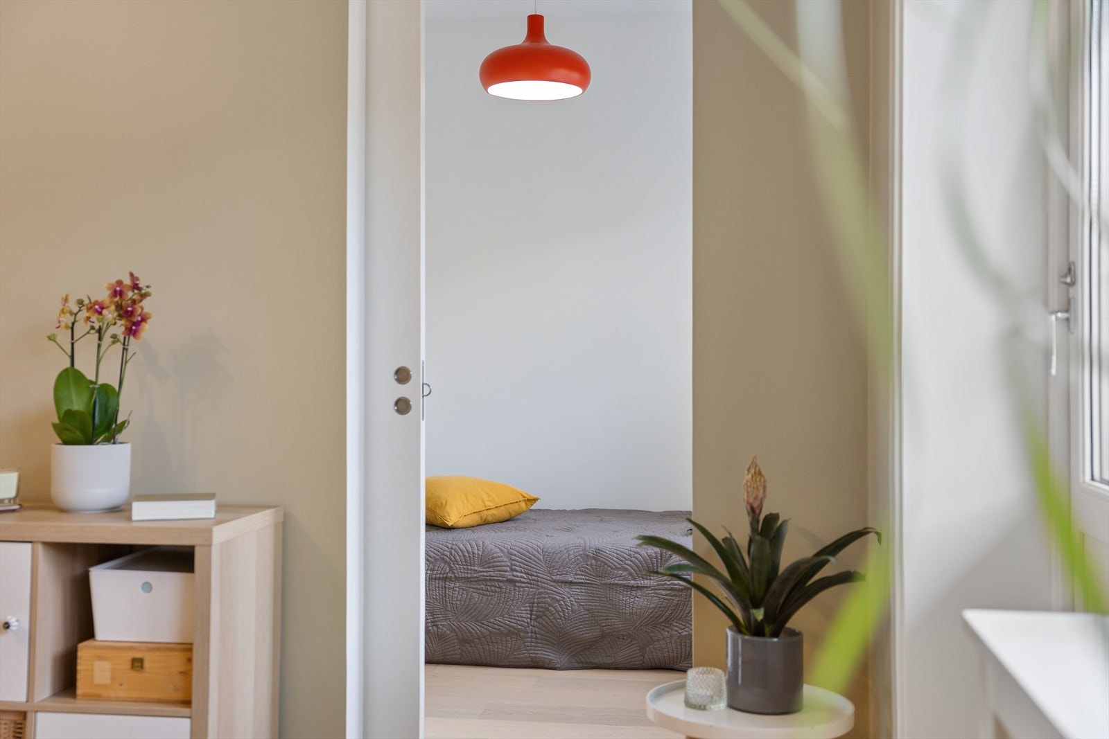 Fra stuen er det inngang til boligens kontor/gjesterom. Galleribilde