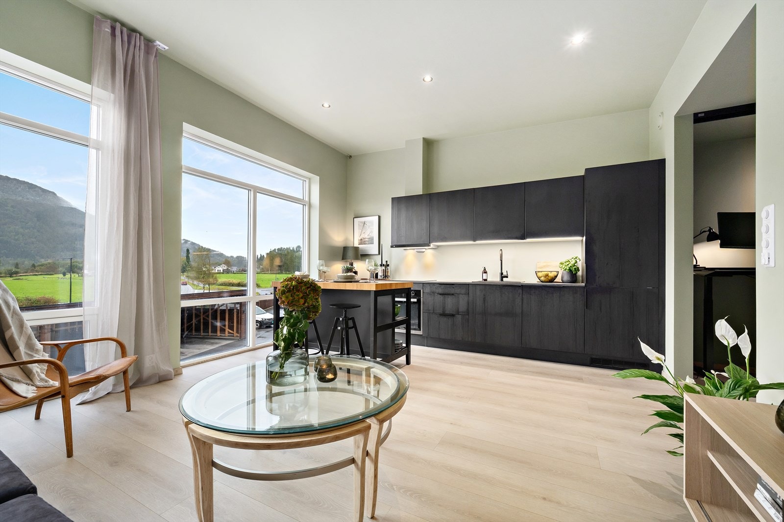 Stue og kjøkken i åpen løsning Galleribilde