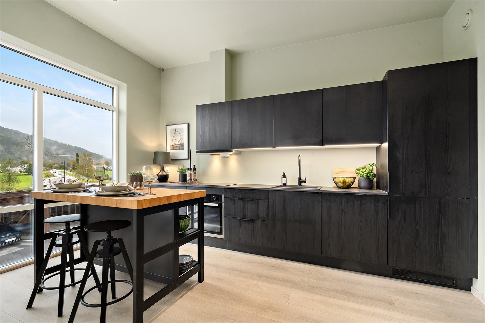 Flott kjøkken fra HTH med integrerte hvitevarer Galleribilde