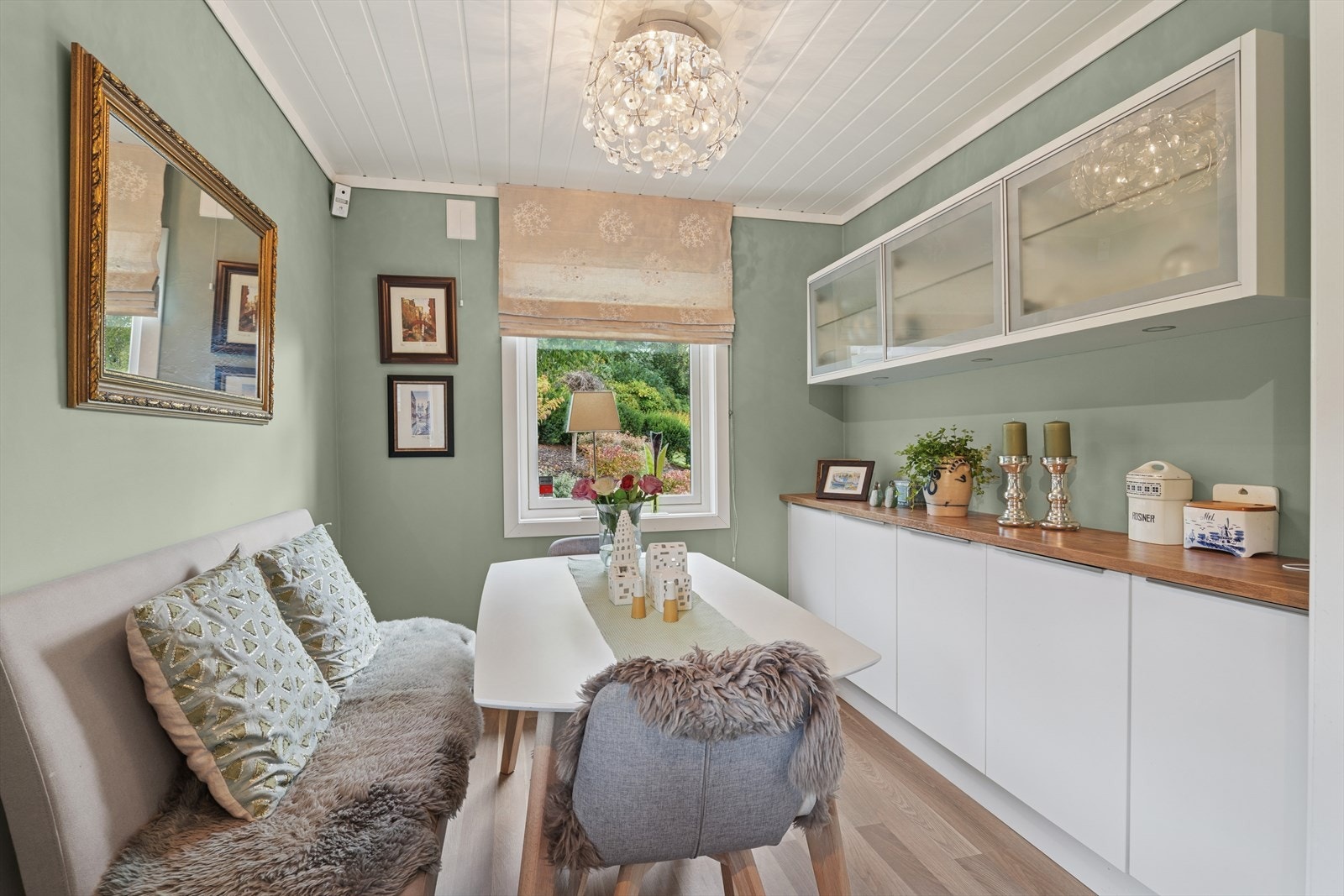 Kjøkkenet har også plass til en hyggelig spiseplass. Galleribilde