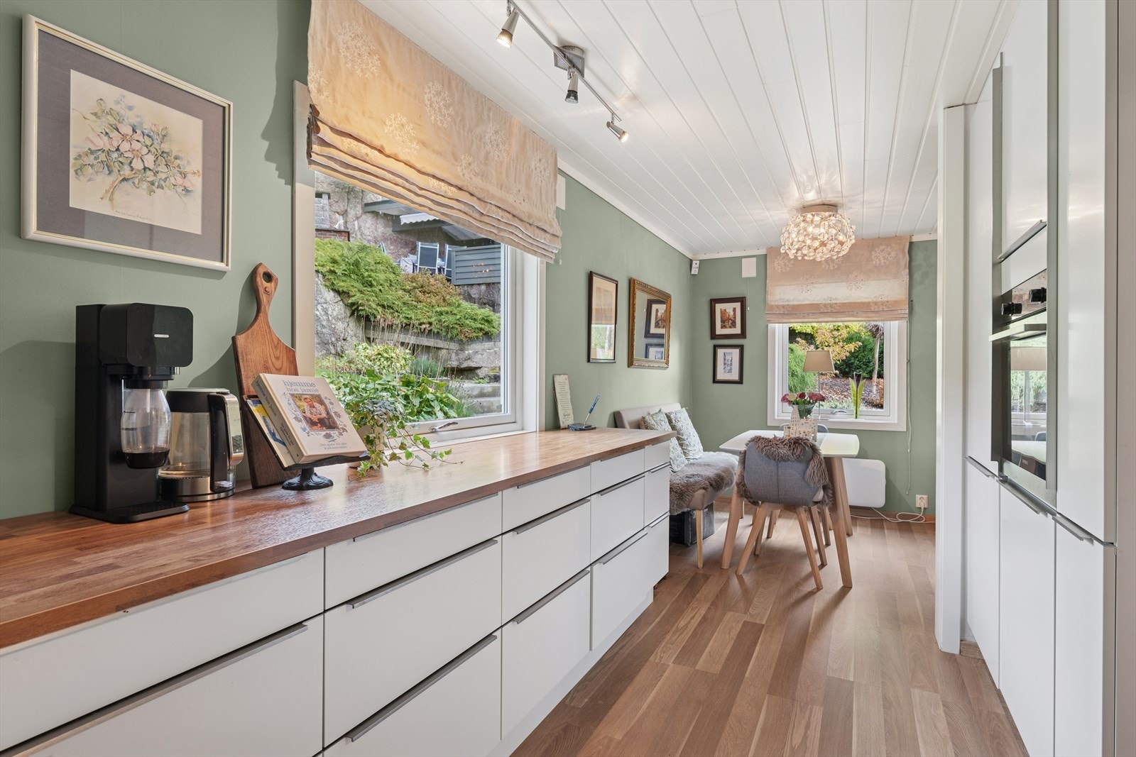 Her finner du integrerte hvitevarer som kjøleskap, oppvaskmaskin, platetopp og stekeovn, samt kjøkkenventilator med avtrekk ut. Galleribilde