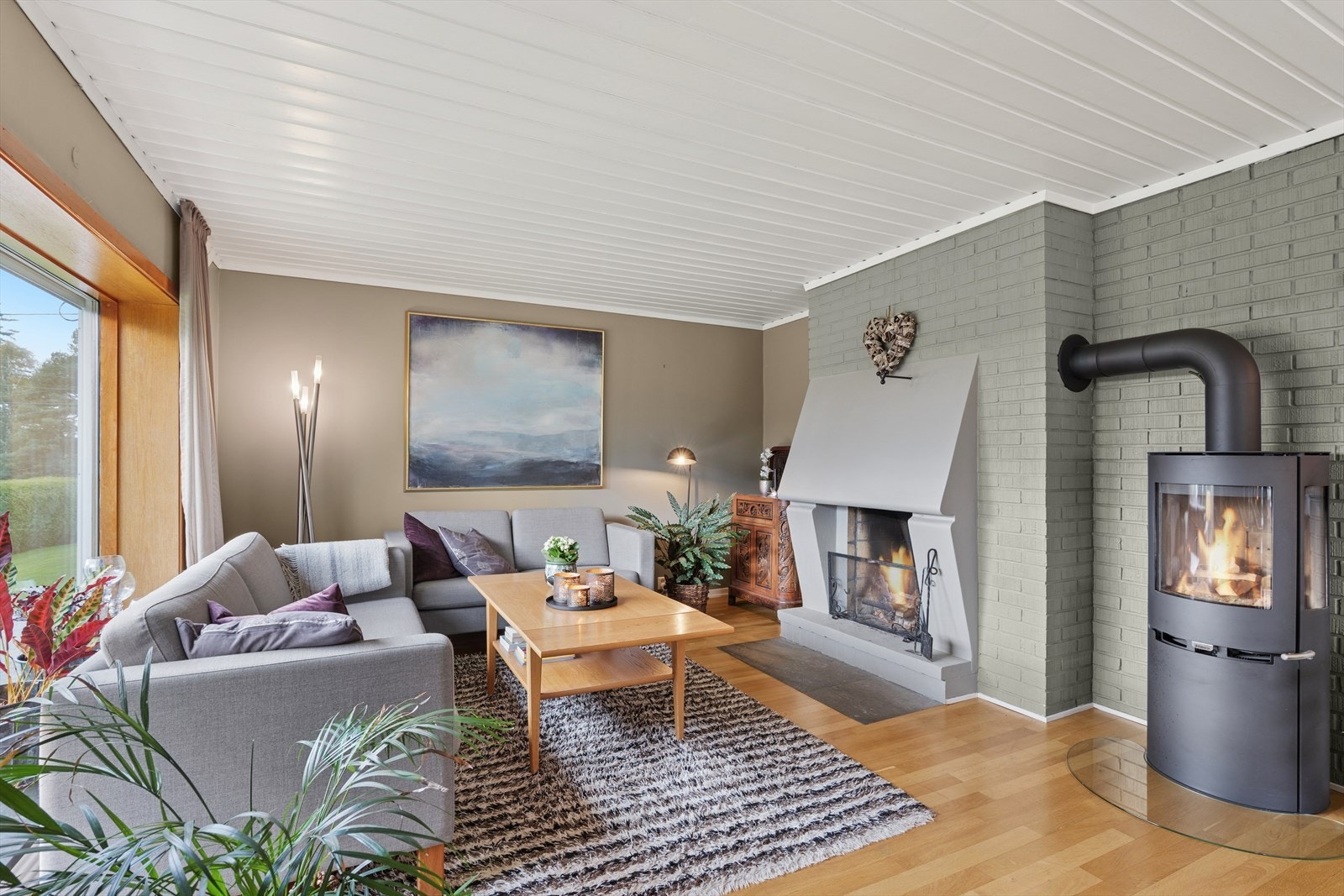 Det er montert både et åpent ildsted og en vedovn, som begge sørger for lun varme og knitrende god stemning på kalde dager. Galleribilde