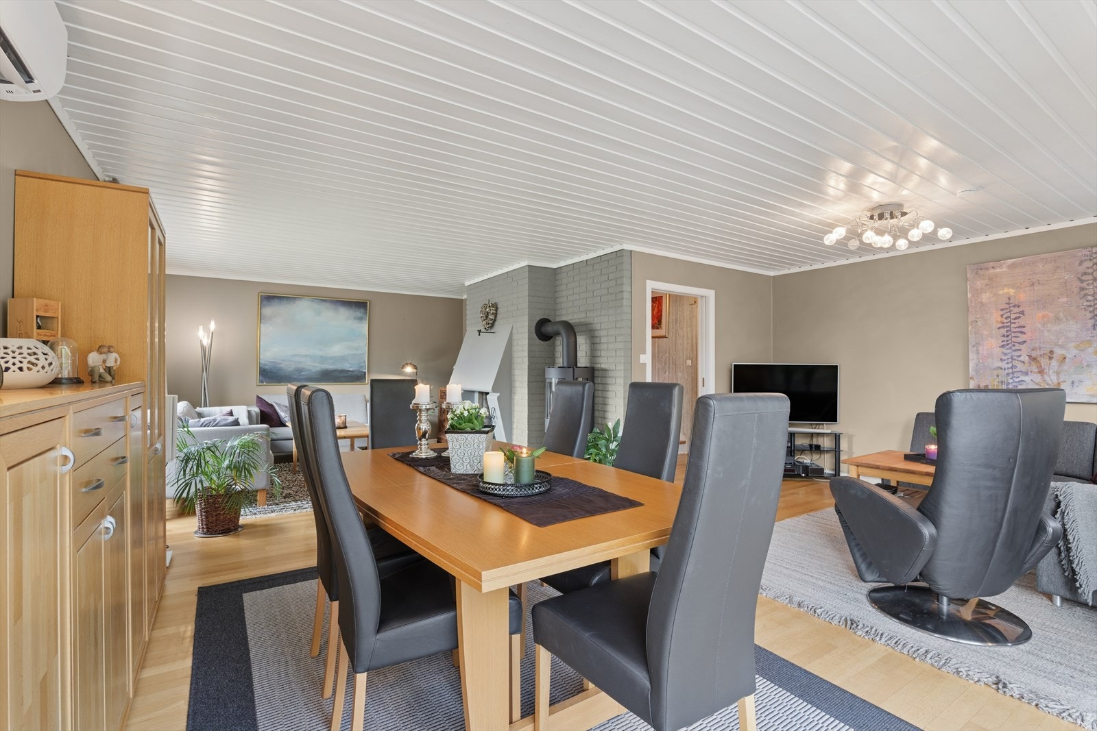 Stuen har flere møbleringsmuligheter. Galleribilde