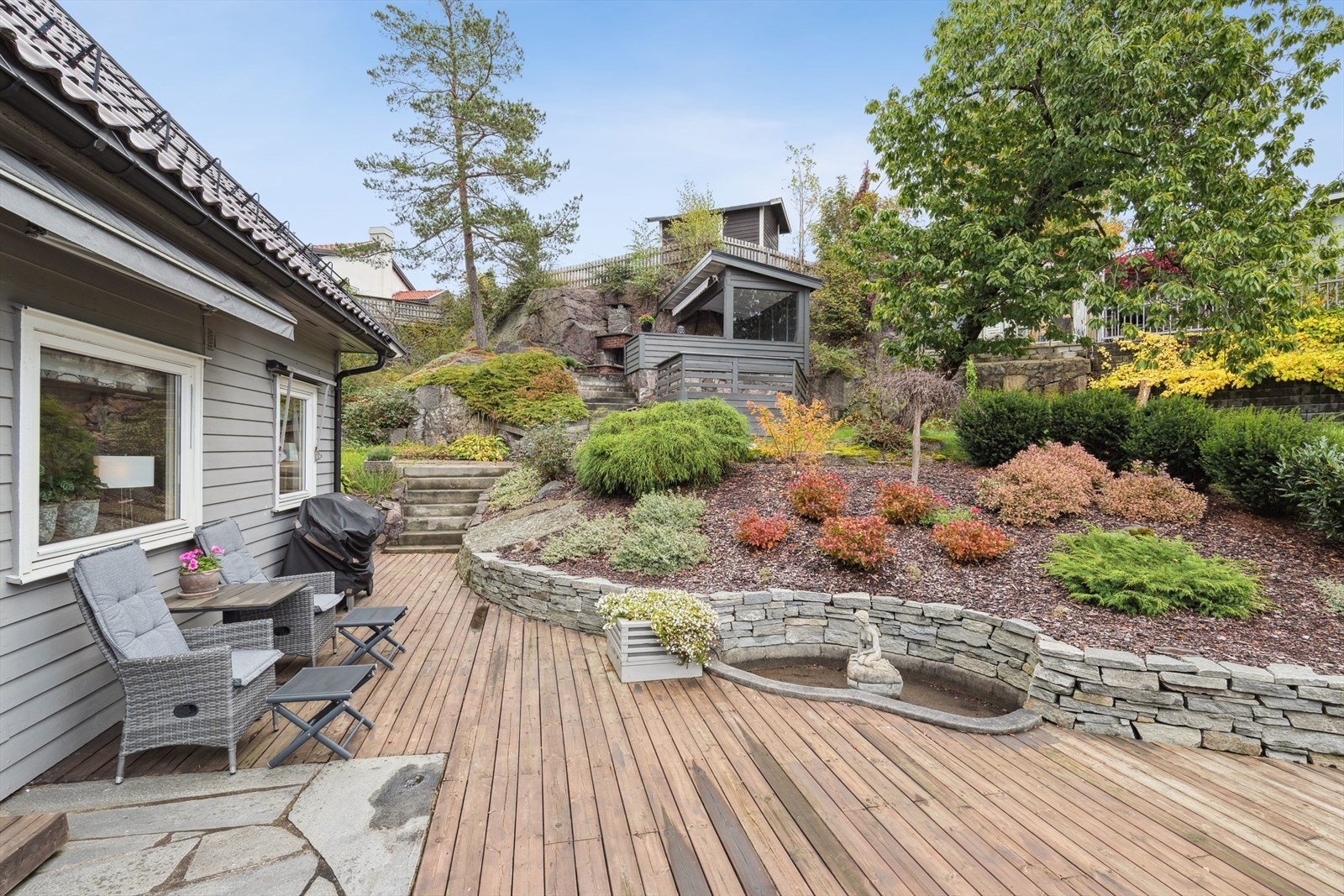 Det er også laget til et vannspeil i hagen, med den lille havfruen midt i. Galleribilde