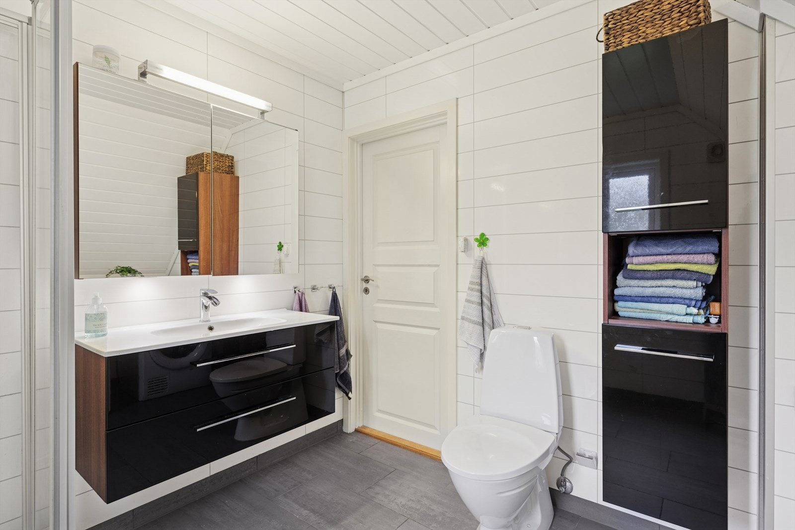 Baderommet har god lagringsplass til personlige remedier og håndklær. Galleribilde