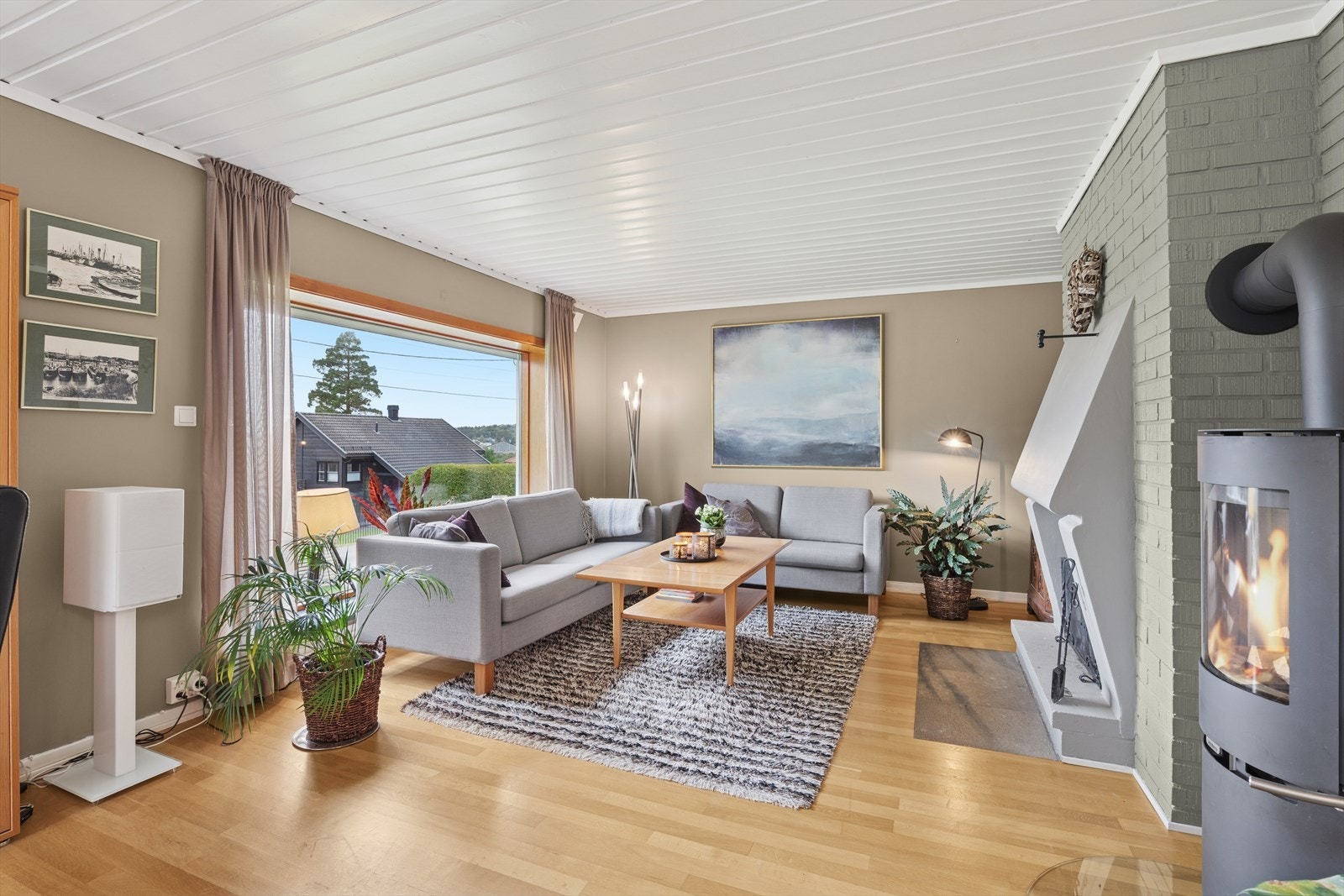 Boligen har en lys og romslig stue med god plass til møblering i flere soner. Galleribilde