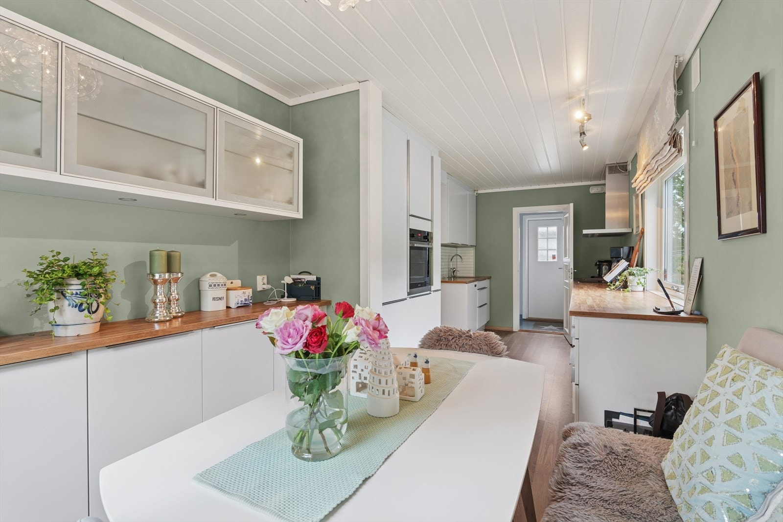 Kjøkkenet har godt med skap- og benkeplass. Galleribilde