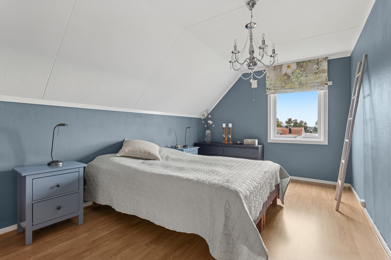 Hovedsoverommet har god plass til dobbeltseng og tilhørende møblement. Galleribilde