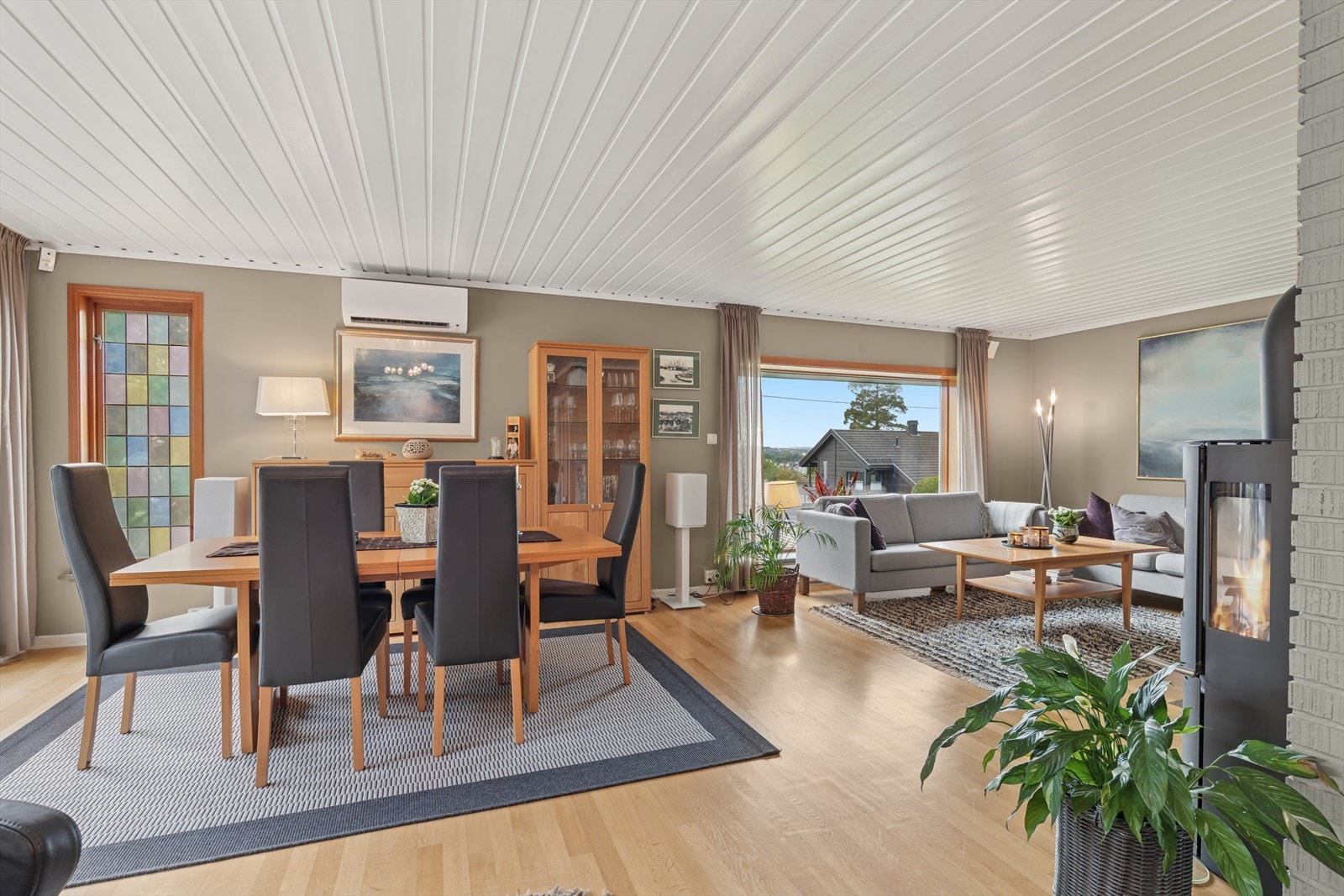 Stuen har parkett på gulvet, malte overflater på vegg og malt panel i himlingen. Galleribilde